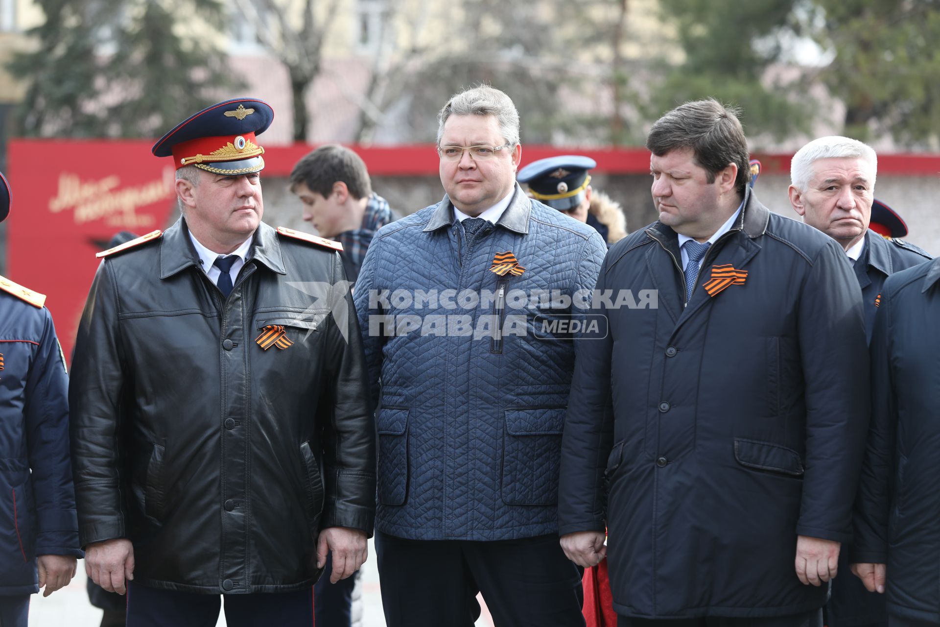 Ставрополь.  Губернатора Ставропольского края Владимир Владимиров (в центре)  во время акции `Дорога Памяти`, приуроченной к 74-й годовщине Победы в Великой Отечественной войне.