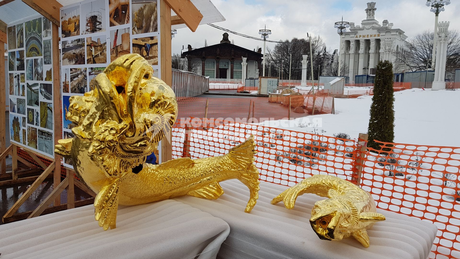 Москва. Бронзовые скульптуры  фонтана `Дружба народов`после реставрации.