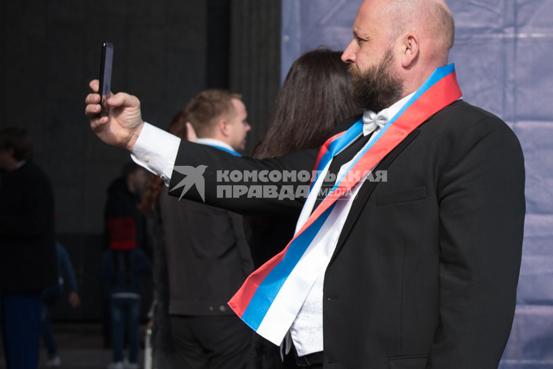 Крым, Симферополь.  Мужчина фотографируется во время  праздничных мероприятий, посвященных 5-й годовщине Общекрымского референдума 2014 года и воссоединения Крыма с Россией.