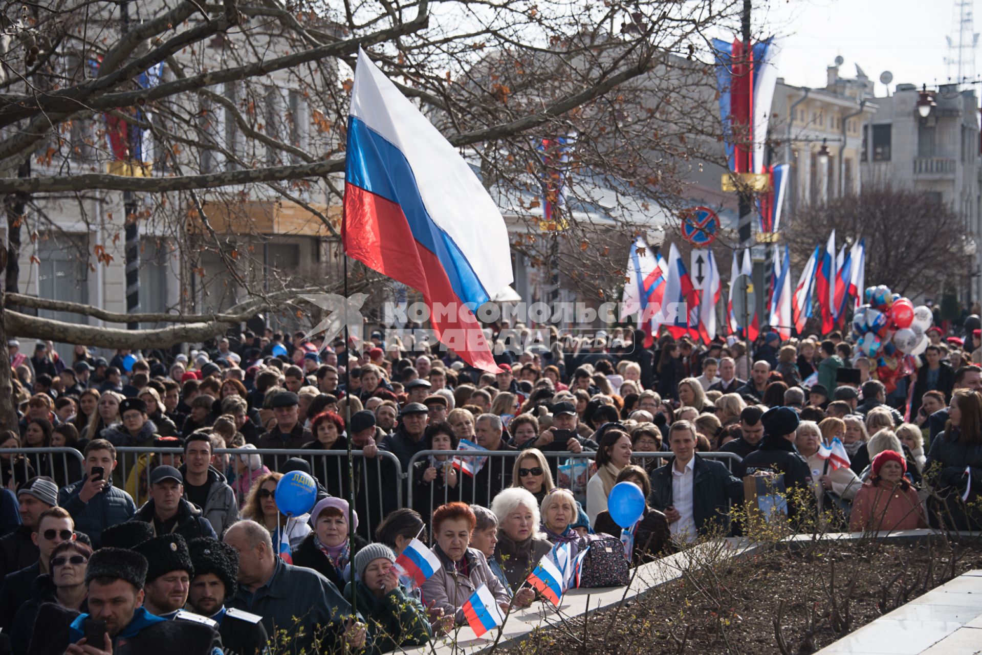 Крым, Симферополь.  Народ на улицах города во время мероприятий посвященных 5-й годовщине Общекрымского референдума 2014 года и воссоединения Крыма с Россией.