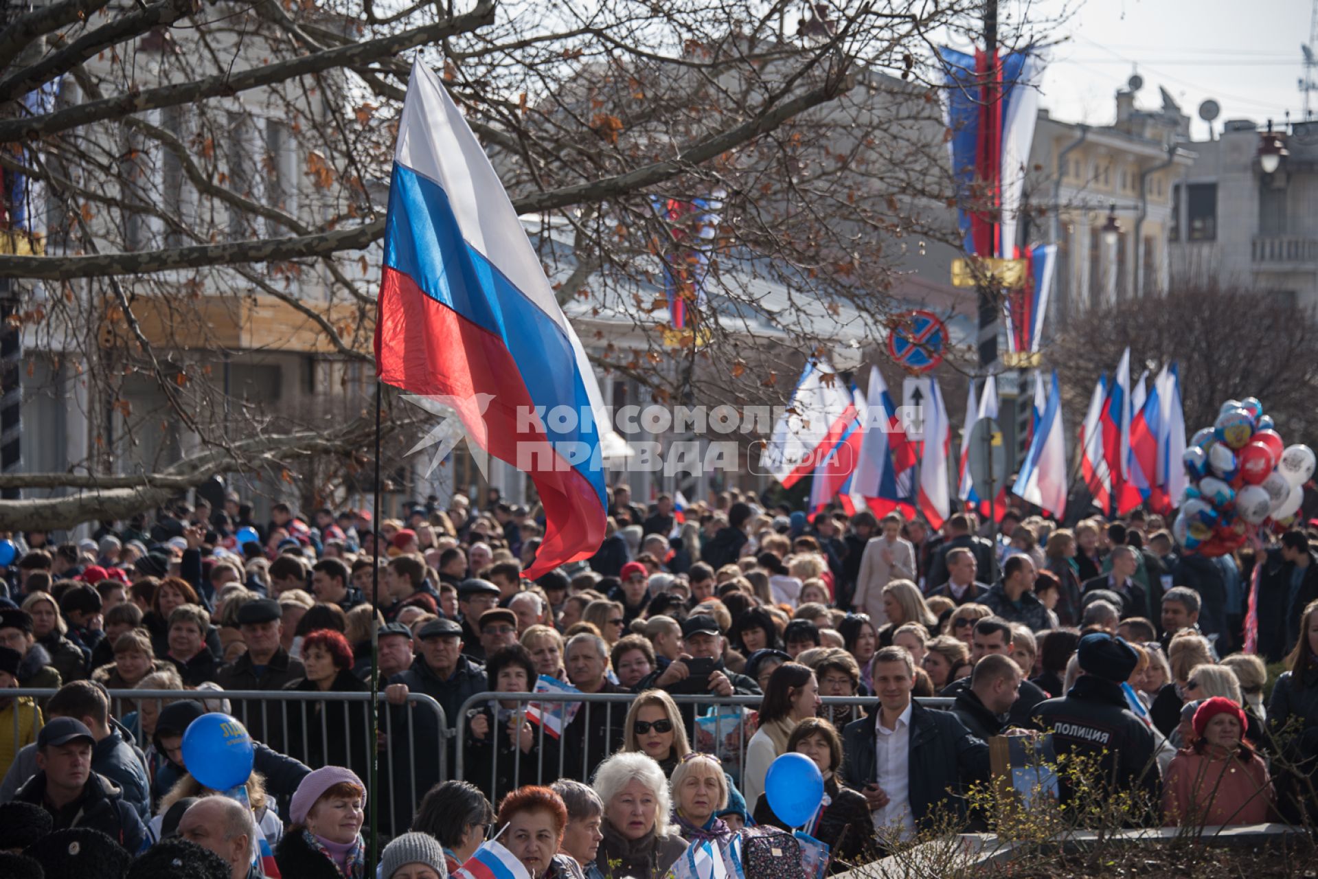 Крым, Симферополь.  Народ на улицах города во время мероприятий посвященных 5-й годовщине Общекрымского референдума 2014 года и воссоединения Крыма с Россией.