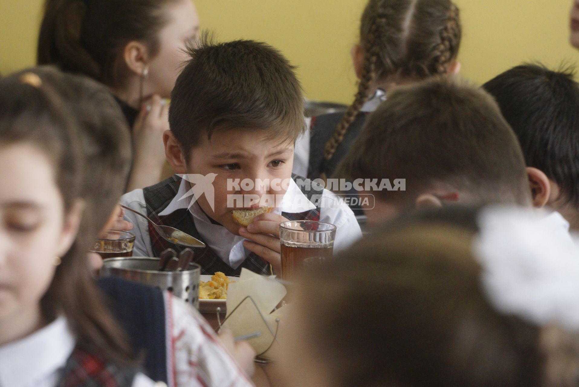 Екатеринбург. Дети обедают в школьной столовой