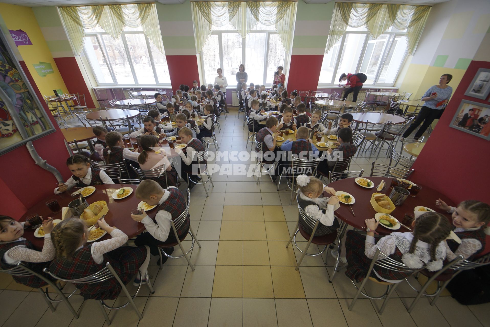 Екатеринбург. Дети обедают в школьной столовой