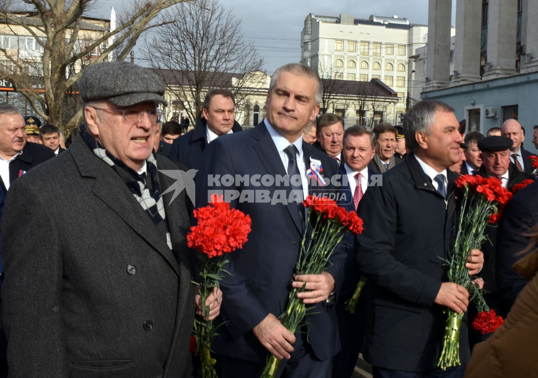 Крым, Симферополь.  Руководитель партии ЛДПР Владимир Жириновский, Глава Республики Крым Сергей Аксенов, спикер Госдумы РФ Вячеслав Володин (слева направо)   во время возложения цветов к памятнику`Народному ополченю всех времен` в рамках мероприятий посвященных 5-й годовщине Общекрымского референдума 2014 года и воссоединения Крыма с Россией.