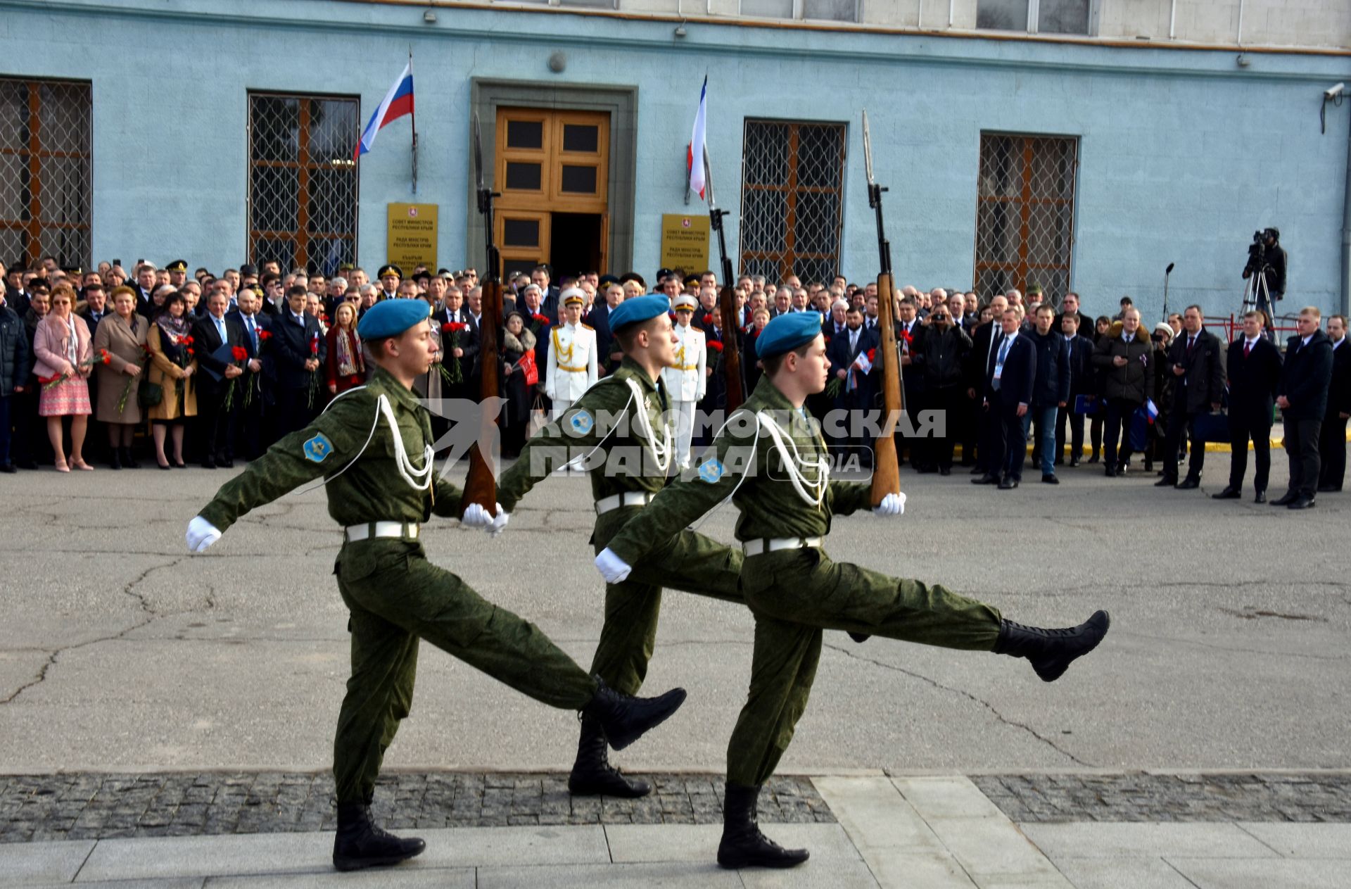 Крым, Симферополь.  Во время возложения цветов к памятнику`Народному ополченю всех времен` в рамках мероприятий посвященных 5-й годовщине Общекрымского референдума 2014 года и воссоединения Крыма с Россией.