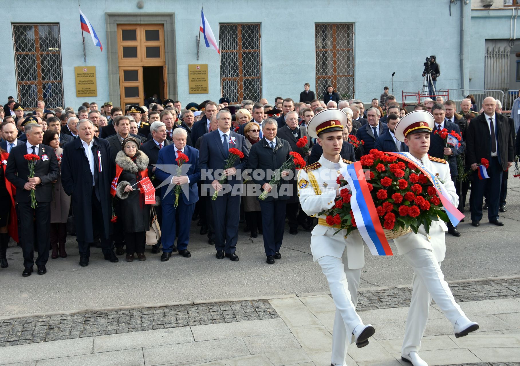 Крым, Симферополь.  Во время возложения цветов к памятнику`Народному ополченю всех времен` в рамках мероприятий посвященных 5-й годовщине Общекрымского референдума 2014 года и воссоединения Крыма с Россией.