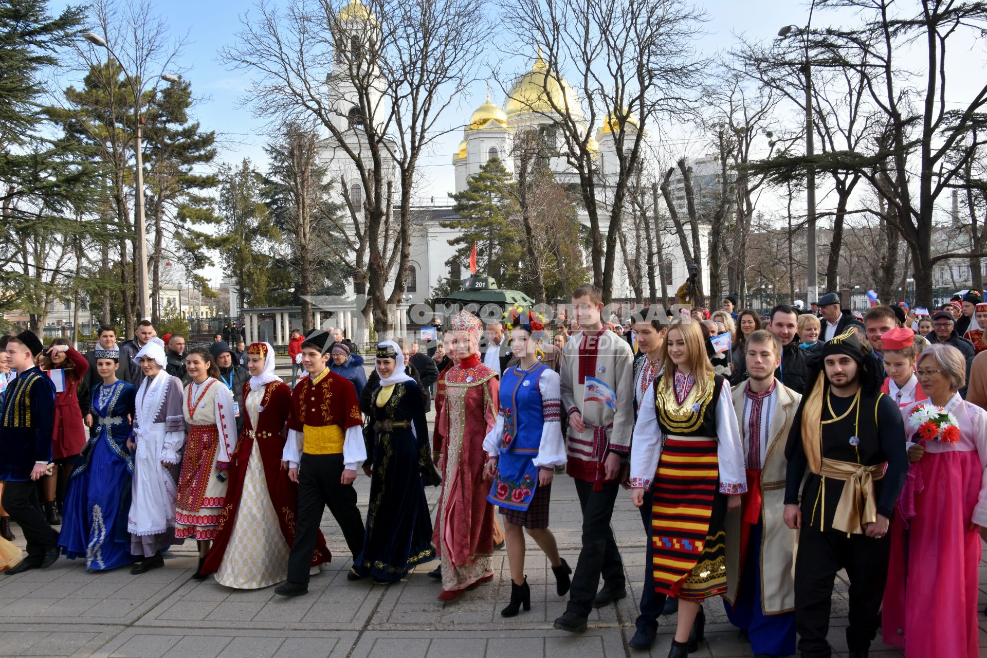 Крым, Симферополь.  Праздничное шествие во время мероприятий посвященных 5-й годовщине Общекрымского референдума 2014 года и воссоединения Крыма с Россией.