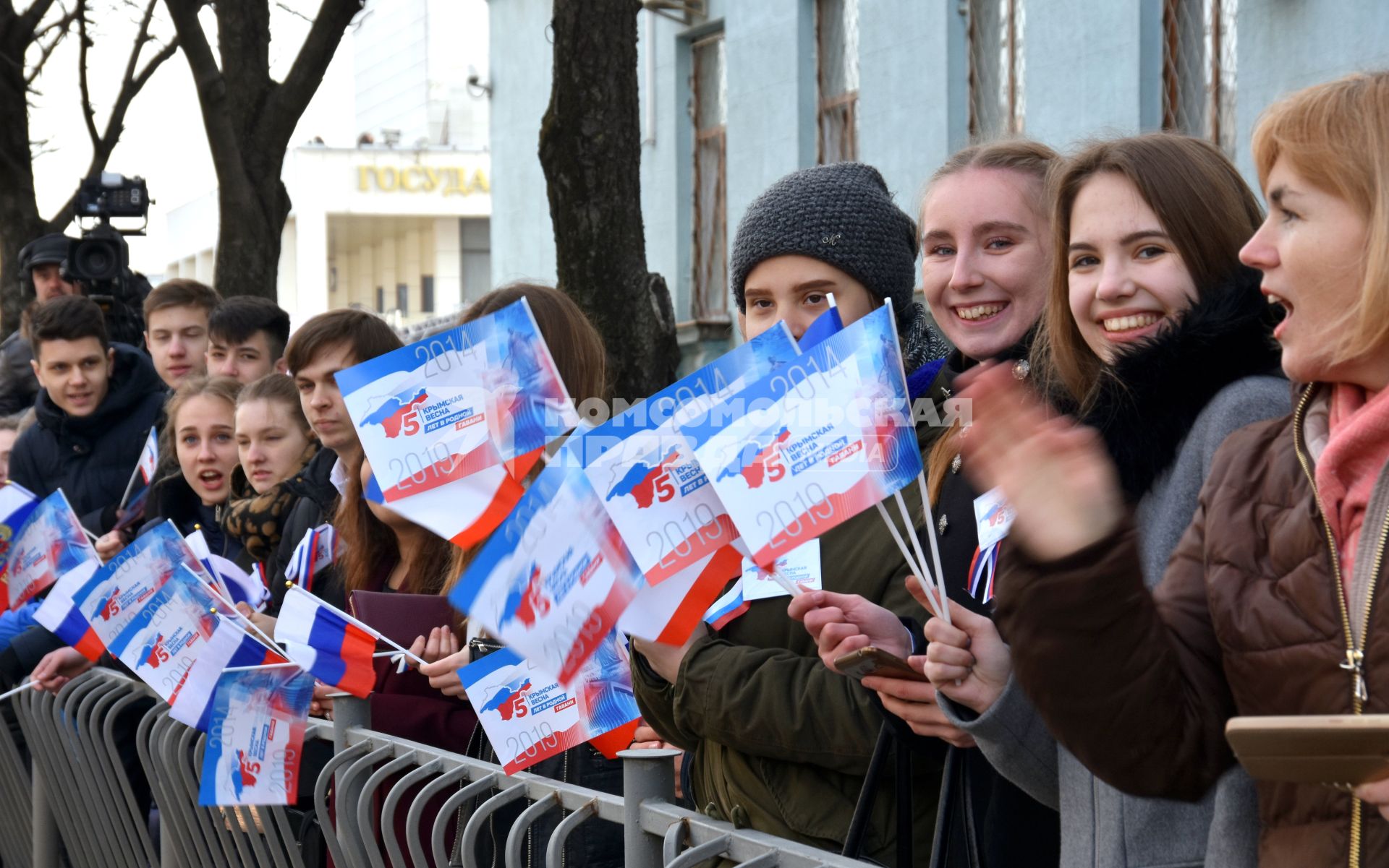 Крым, Симферополь.  Народ на улицах города во время мероприятий посвященных 5-й годовщине Общекрымского референдума 2014 года и воссоединения Крыма с Россией.