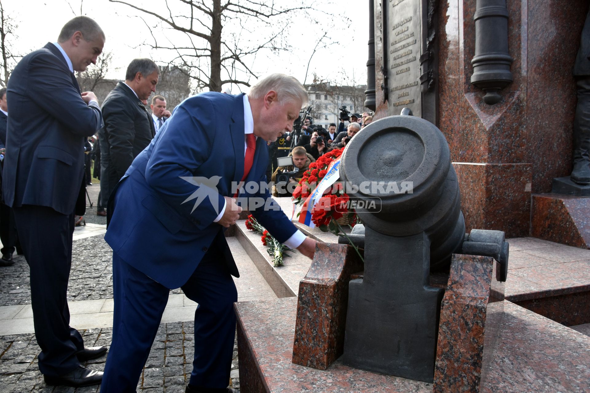 Крым, Симферополь. Глава Республики Крым Сергей Аксенов, руководитель фракции `Справедливая Россия` в Госдуме РФ Сергей Мироновво (слева направо) во  время возложения цветов к памятнику `Народному ополченю всех времен` в рамках мероприятий посвященных 5-й годовщине Общекрымского референдума 2014 года и воссоединения Крыма с Россией.