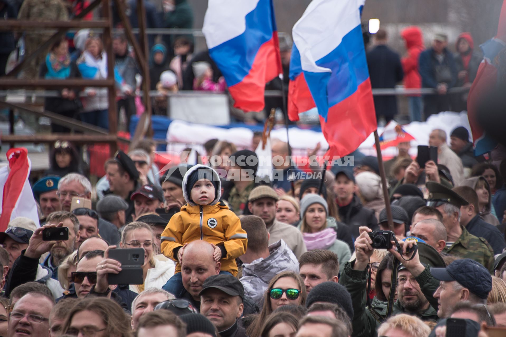 Крым, Симферополь.   Во время праздничного мероприятия, посвященного пятой годовщины проведения Общекрымского референдума и воссоединения Крыма с Россией, после окончания автопробега на горе Гасфорта.