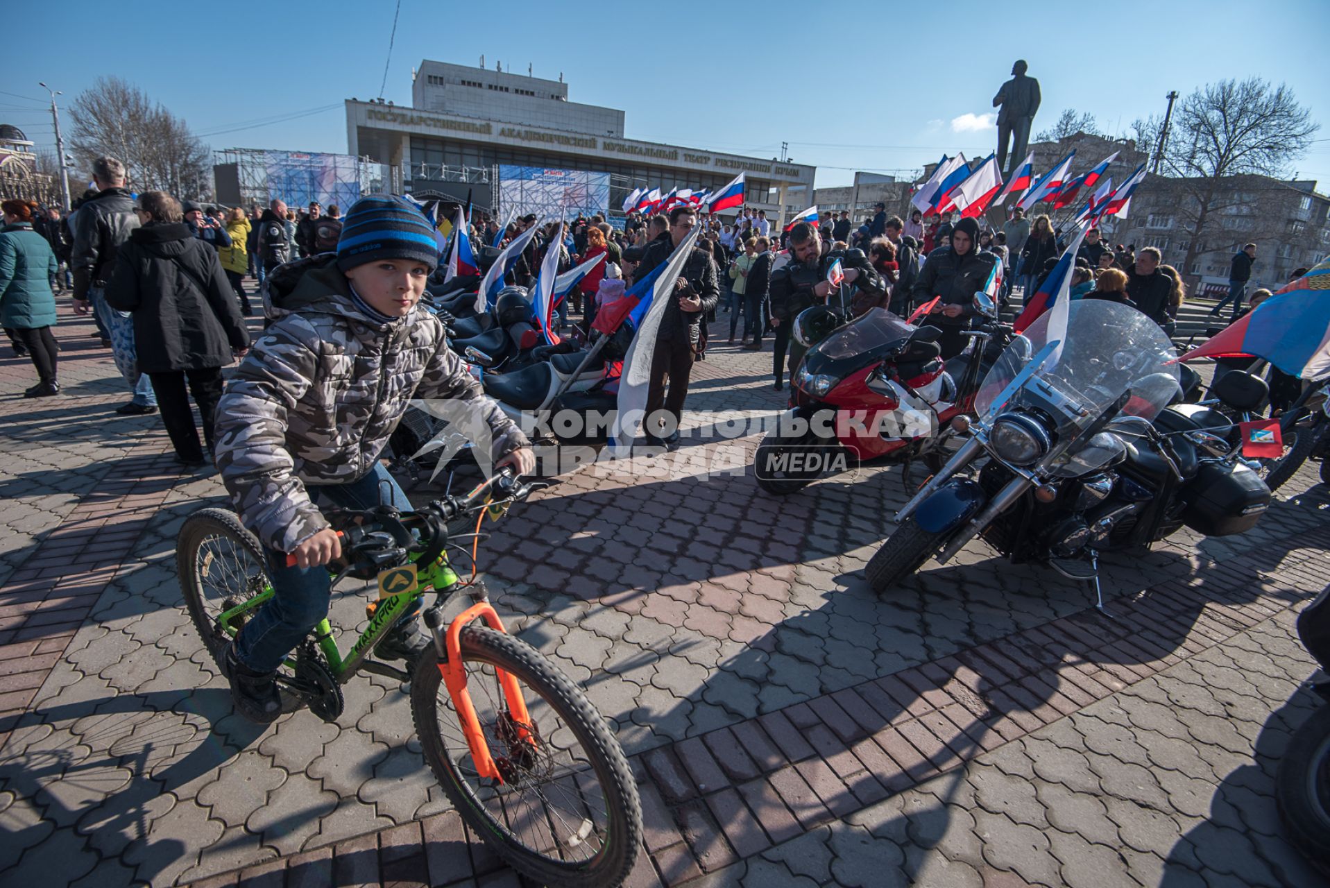 Крым, Симферополь.   Во время праздничного мероприятия, посвященного пятой годовщины проведения Общекрымского референдума и воссоединения Крыма с Россией, после окончания автопробега на горе Гасфорта.