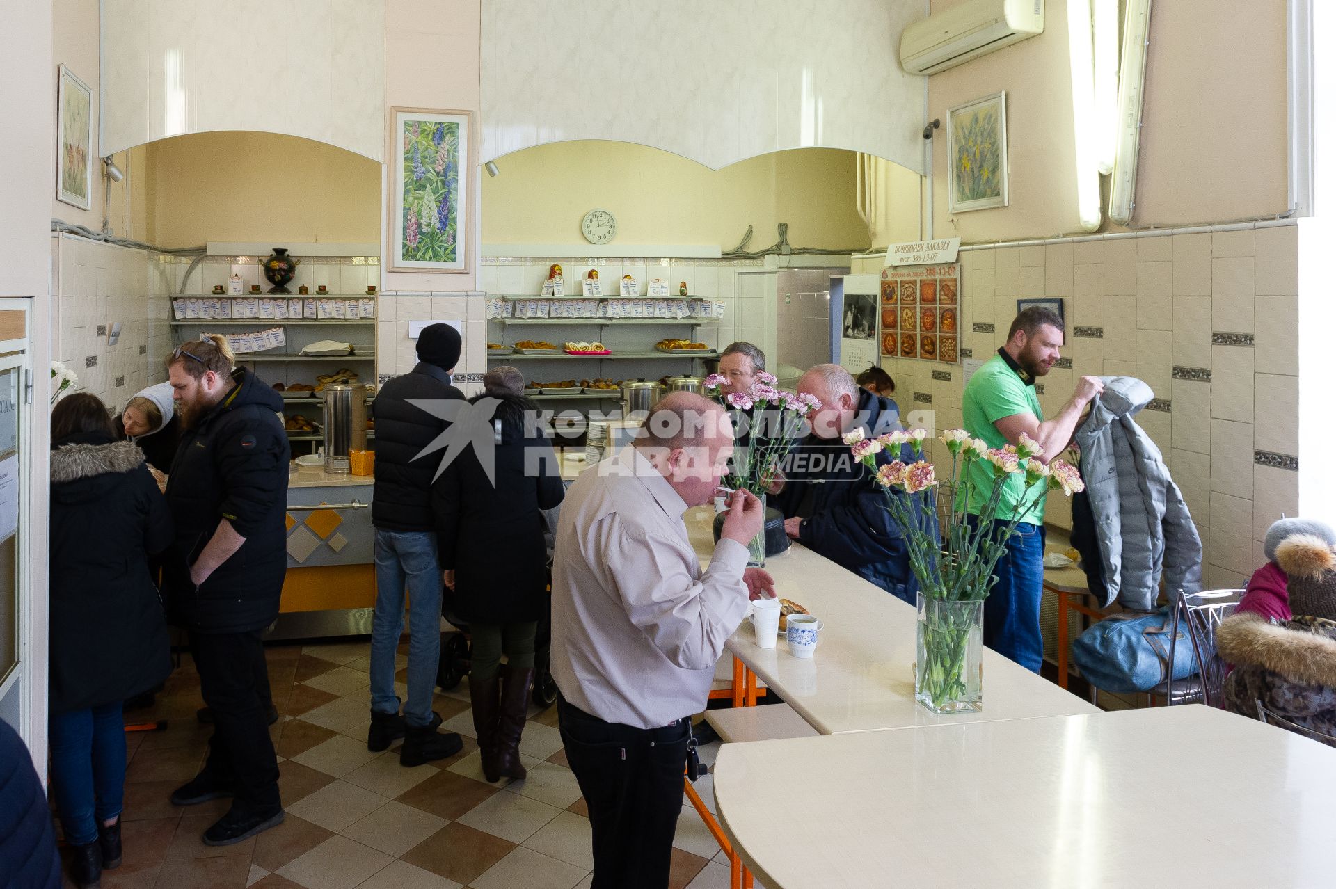 Санкт-Петербург. Посетители в легендарной пирожковой `Хозяюшка` на Московском проспекте .