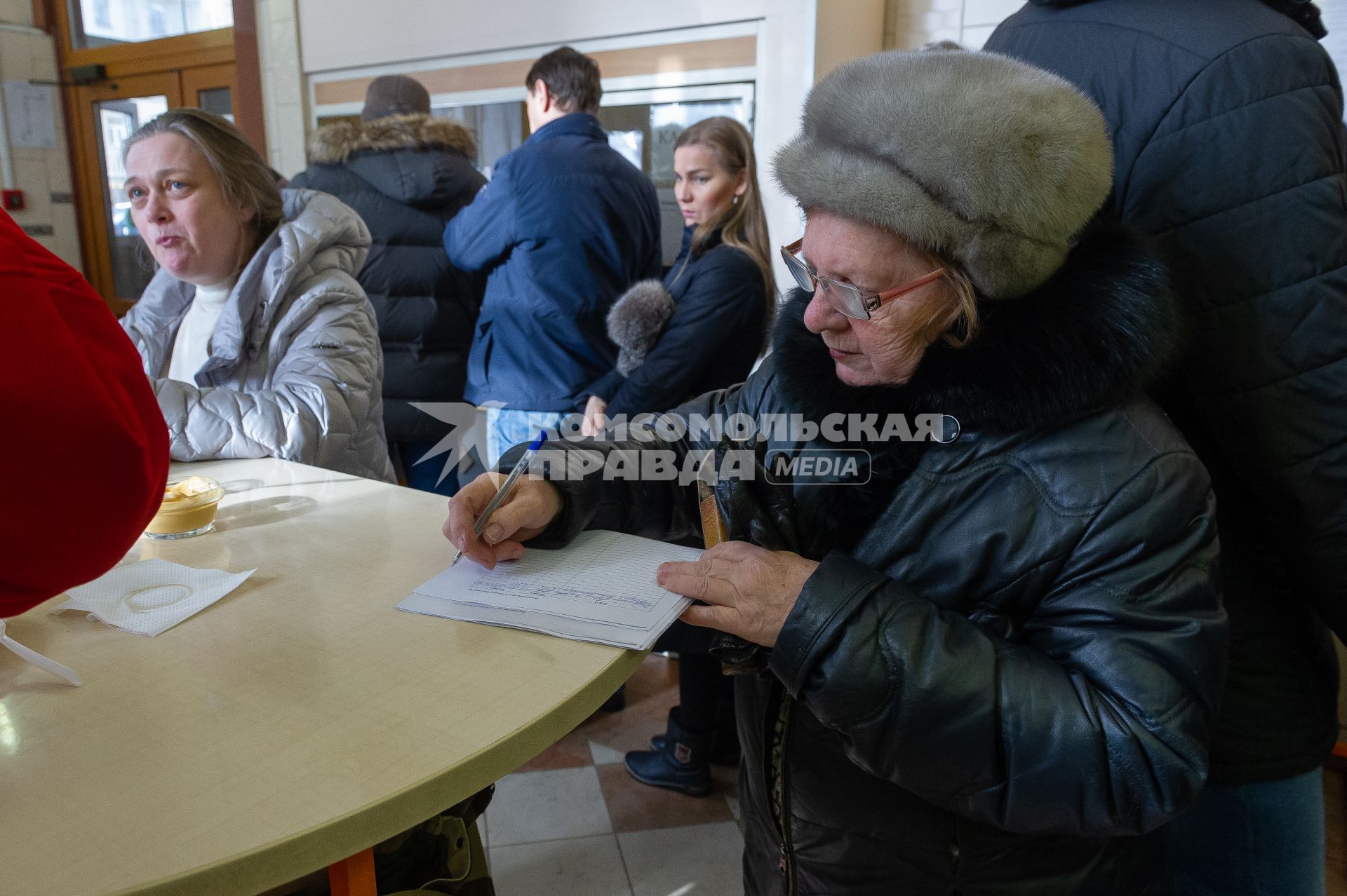 Санкт-Петербург. Посетители подписывают письмо к губернатору за сохранение  легендарной пирожковой `Хозяюшка` на Московском проспекте .