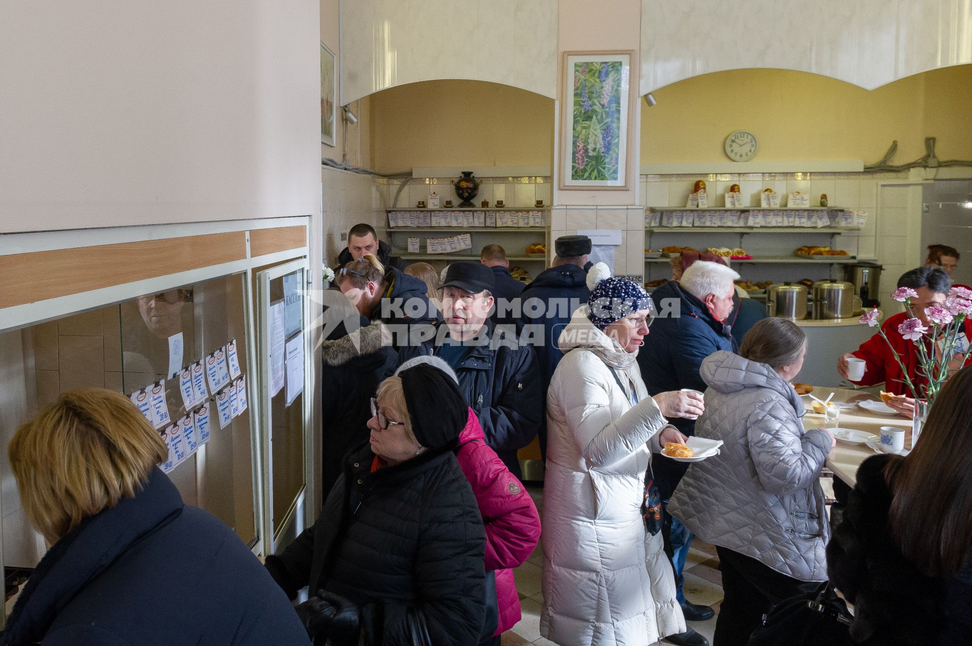 Санкт-Петербург. Посетители в легендарной пирожковой `Хозяюшка` на Московском проспекте .