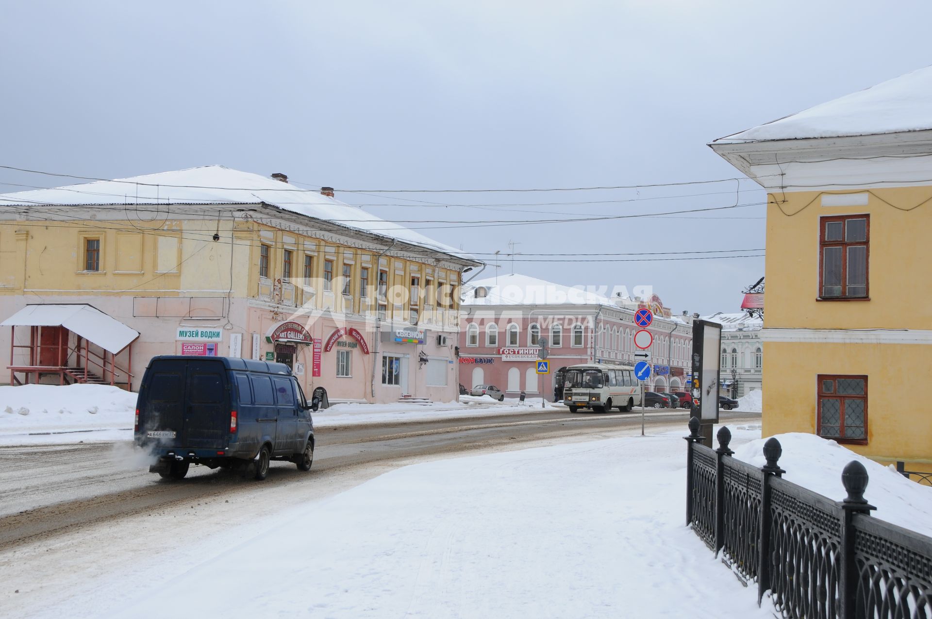 Ярославская область, Углич. Автомобиль на одной из улиц города.