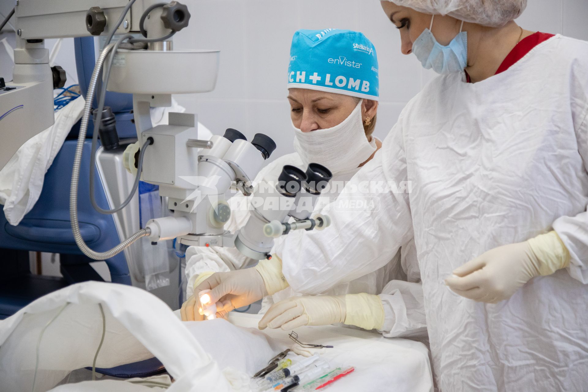 Ставрополь. Хирурги-офтальмологи проводят операцию.