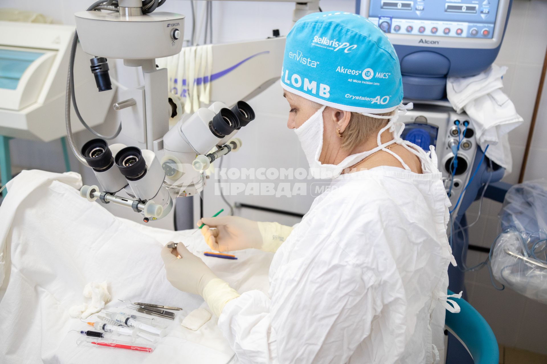 Ставрополь. Хирурги-офтальмологи проводят операцию.