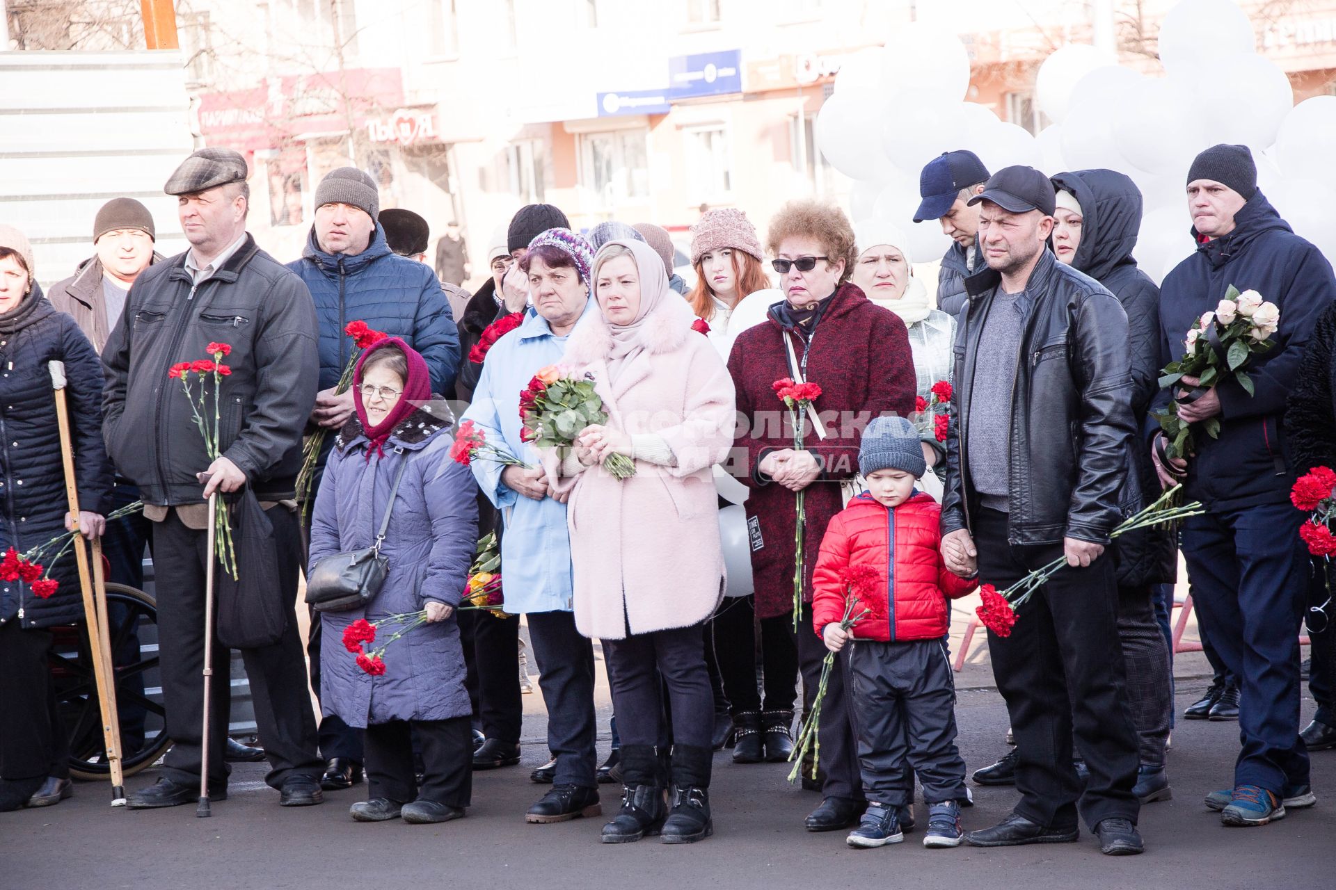 Кемерово.  Люди возлагают цветы к мемориалу в память о жертвах пожара в торгово-развлекательном центре `Зимняя вишня`.