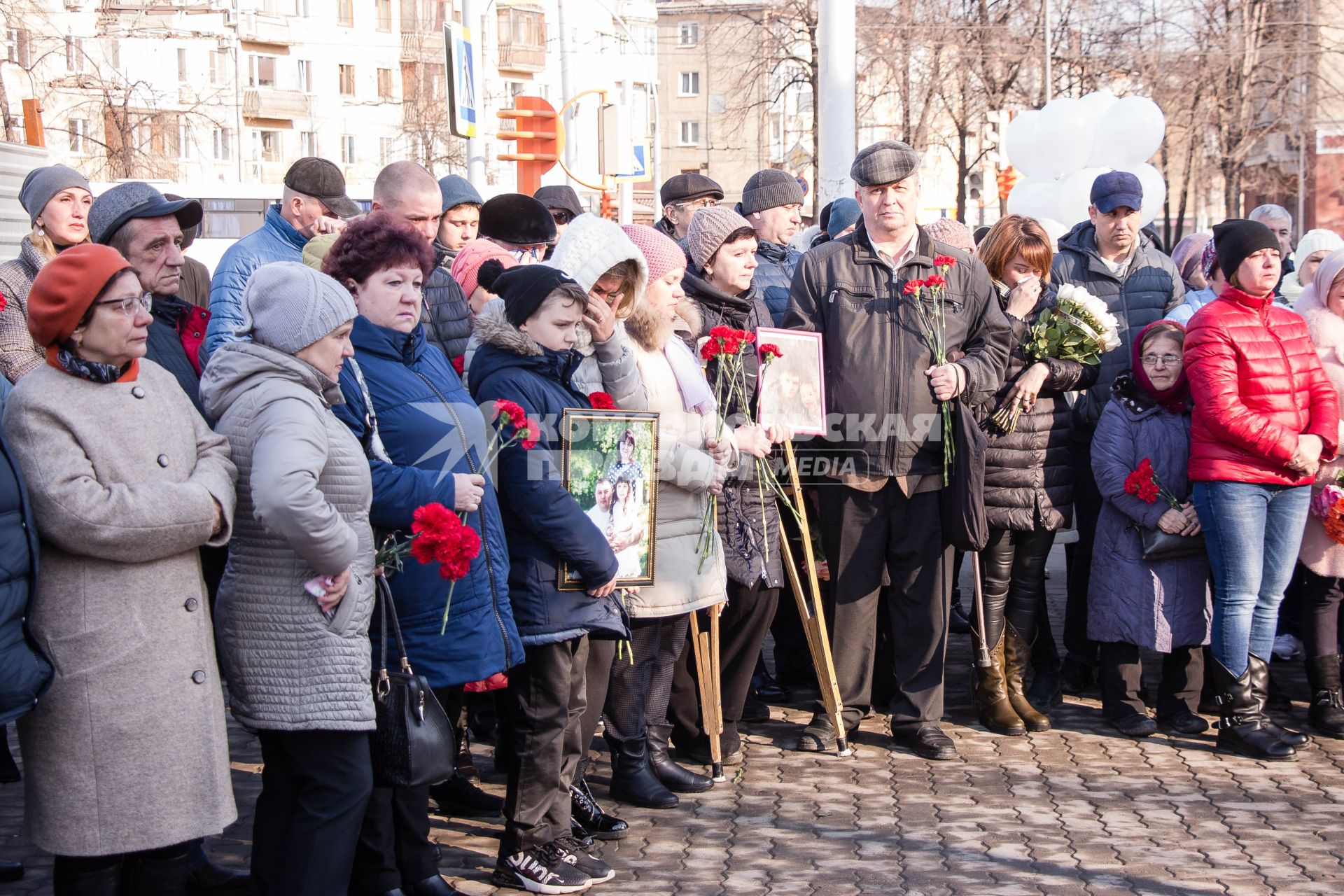 Кемерово.  Люди возлагают цветы к мемориалу в память о жертвах пожара в торгово-развлекательном центре `Зимняя вишня`.