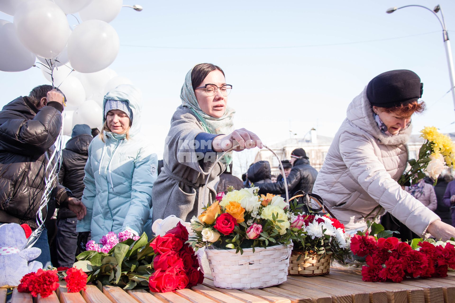 Кемерово.  Люди возлагают цветы к мемориалу в память о жертвах пожара в торгово-развлекательном центре `Зимняя вишня`.