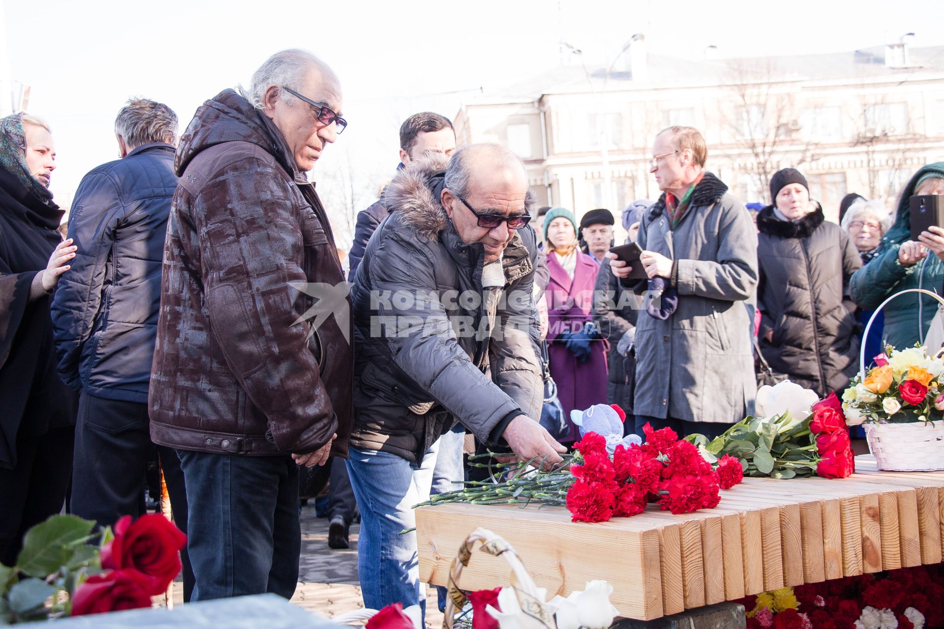 Кемерово.  Люди возлагают цветы к мемориалу в память о жертвах пожара в торгово-развлекательном центре `Зимняя вишня`.