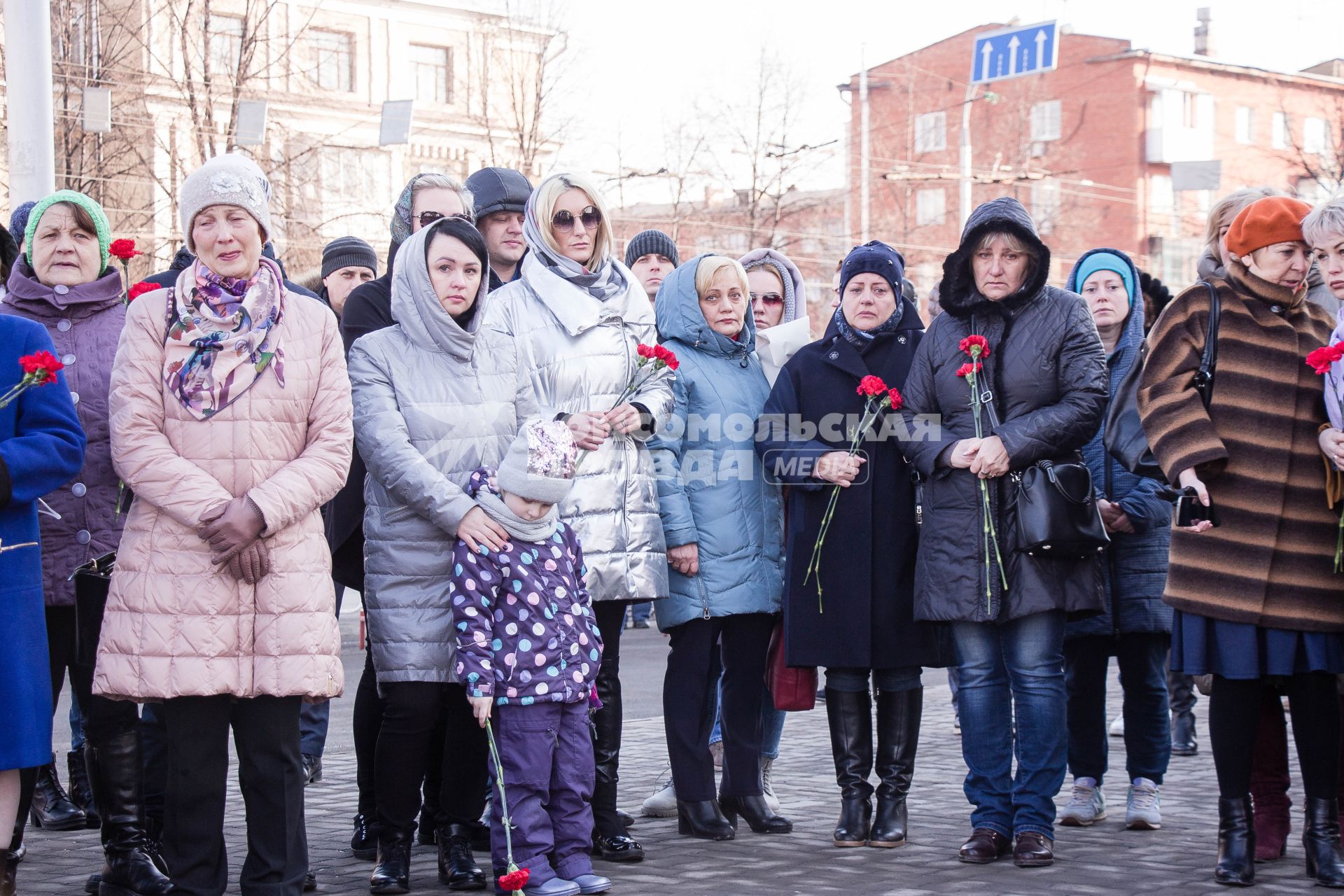 Кемерово.  Люди возлагают цветы к мемориалу в память о жертвах пожара в торгово-развлекательном центре `Зимняя вишня`.