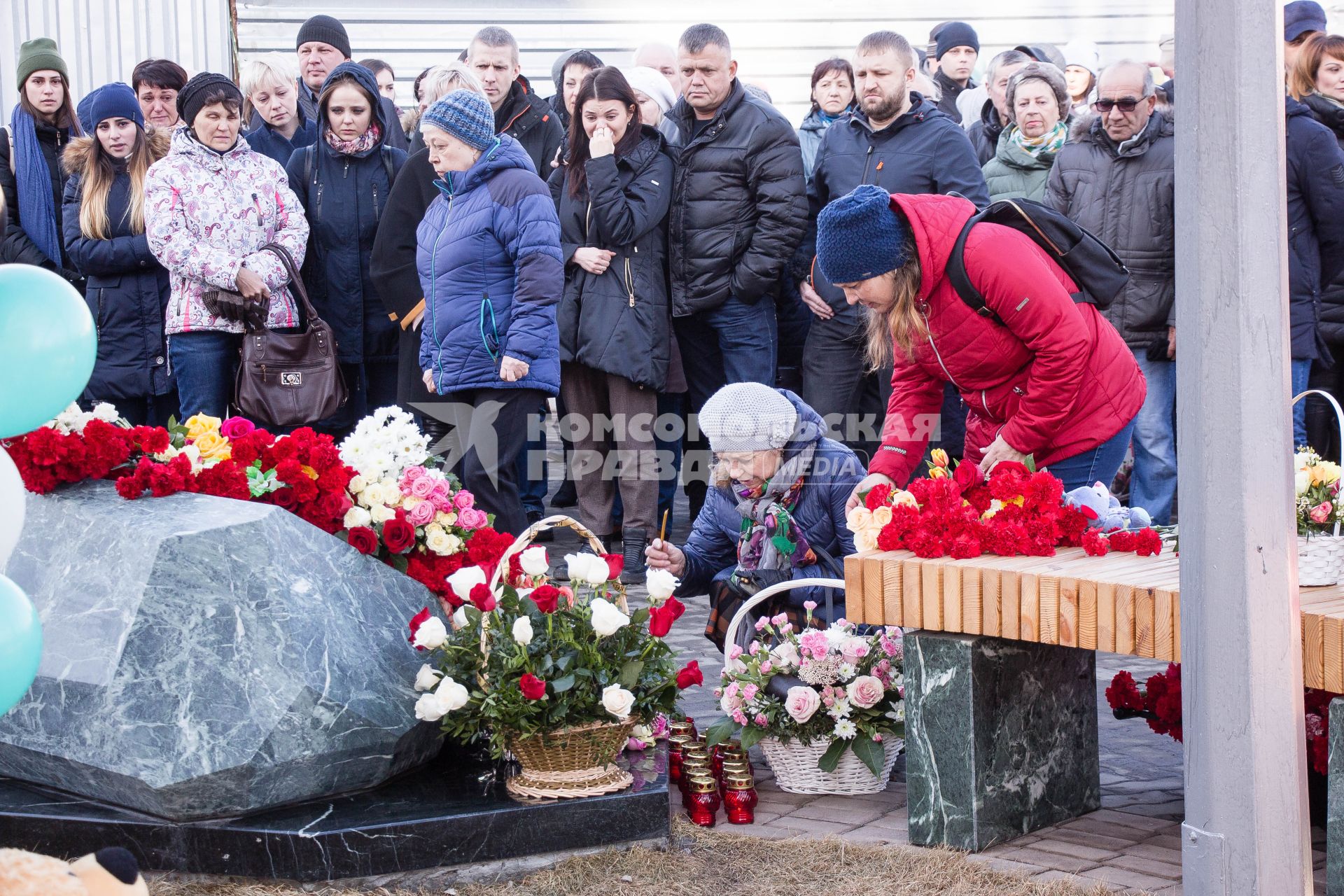 Кемерово.  Люди возлагают цветы к мемориалу в память о жертвах пожара в торгово-развлекательном центре `Зимняя вишня`.