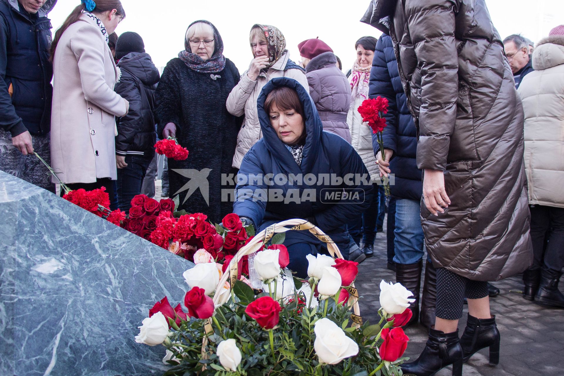 Кемерово.  Люди возлагают цветы к мемориалу в память о жертвах пожара в торгово-развлекательном центре `Зимняя вишня`.