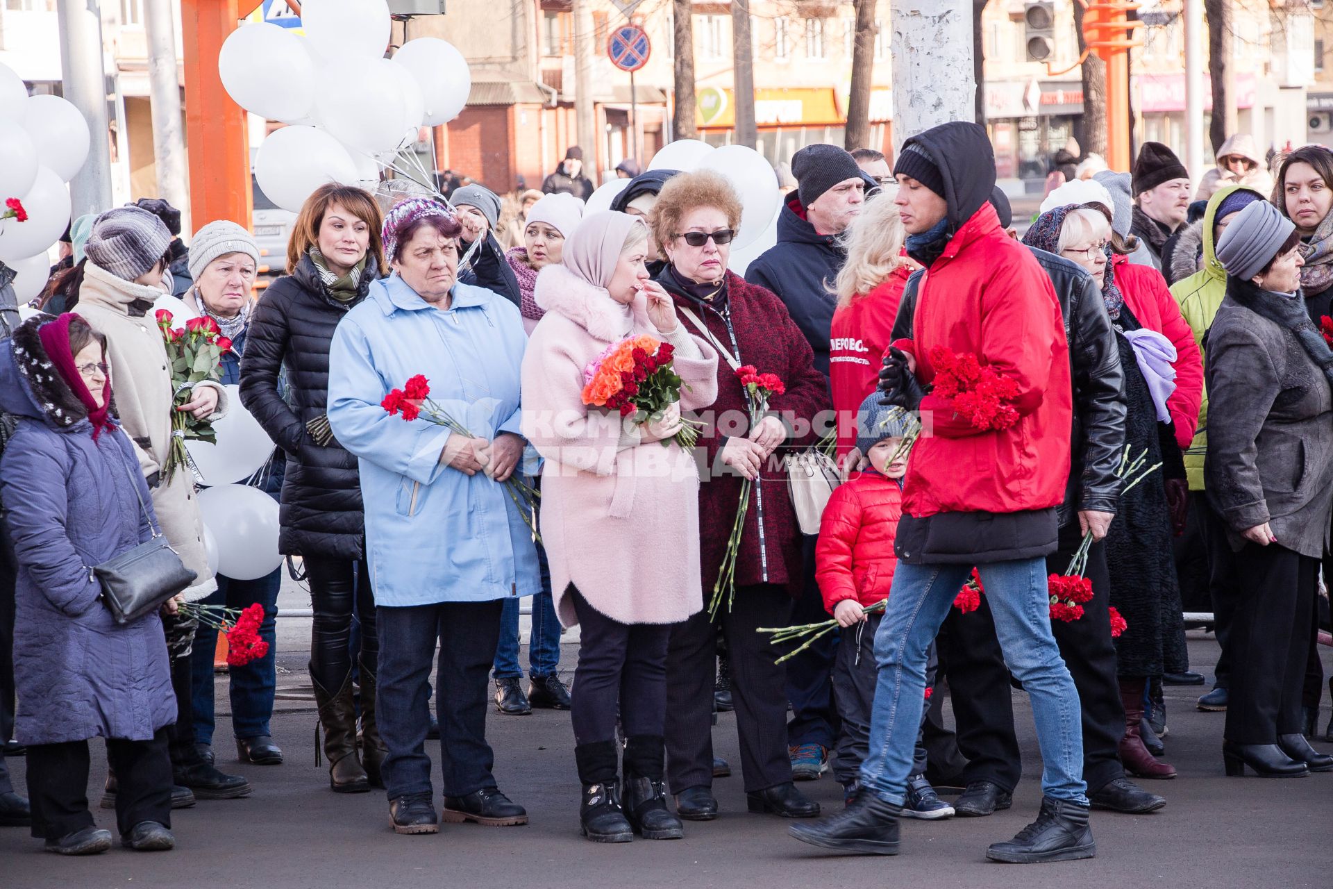 Кемерово.  Люди возлагают цветы к мемориалу в память о жертвах пожара в торгово-развлекательном центре `Зимняя вишня`.