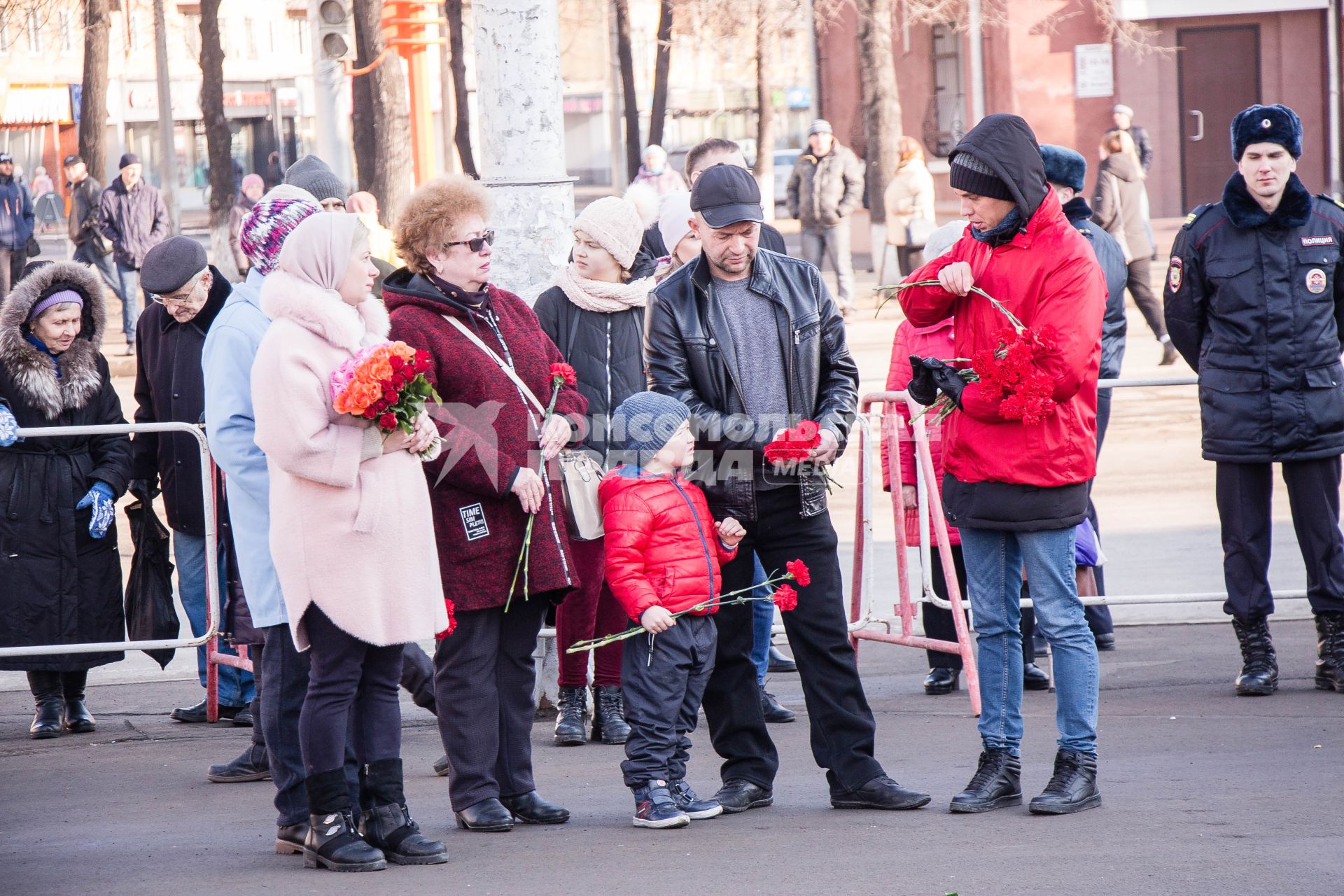 Кемерово.  Люди возлагают цветы к мемориалу в память о жертвах пожара в торгово-развлекательном центре `Зимняя вишня`.