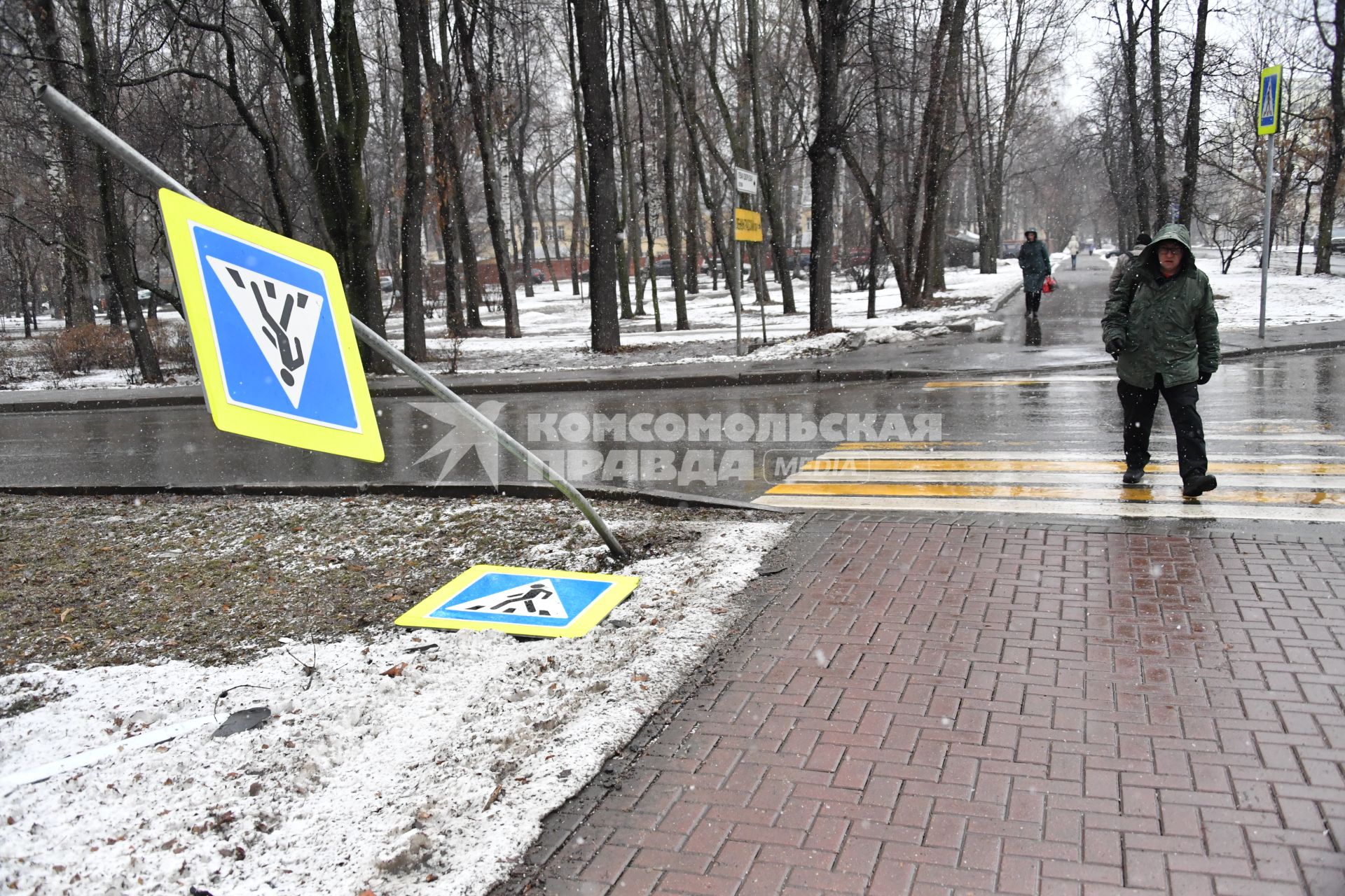 Москва. Упавший дорожный знак  `Пешеходный переход`.