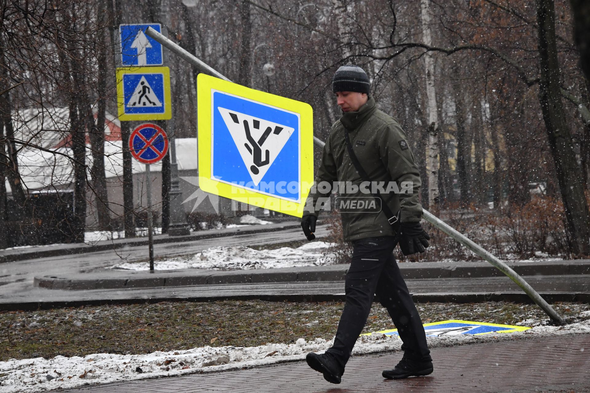 Москва. Упавший дорожный знак  `Пешеходный переход`.