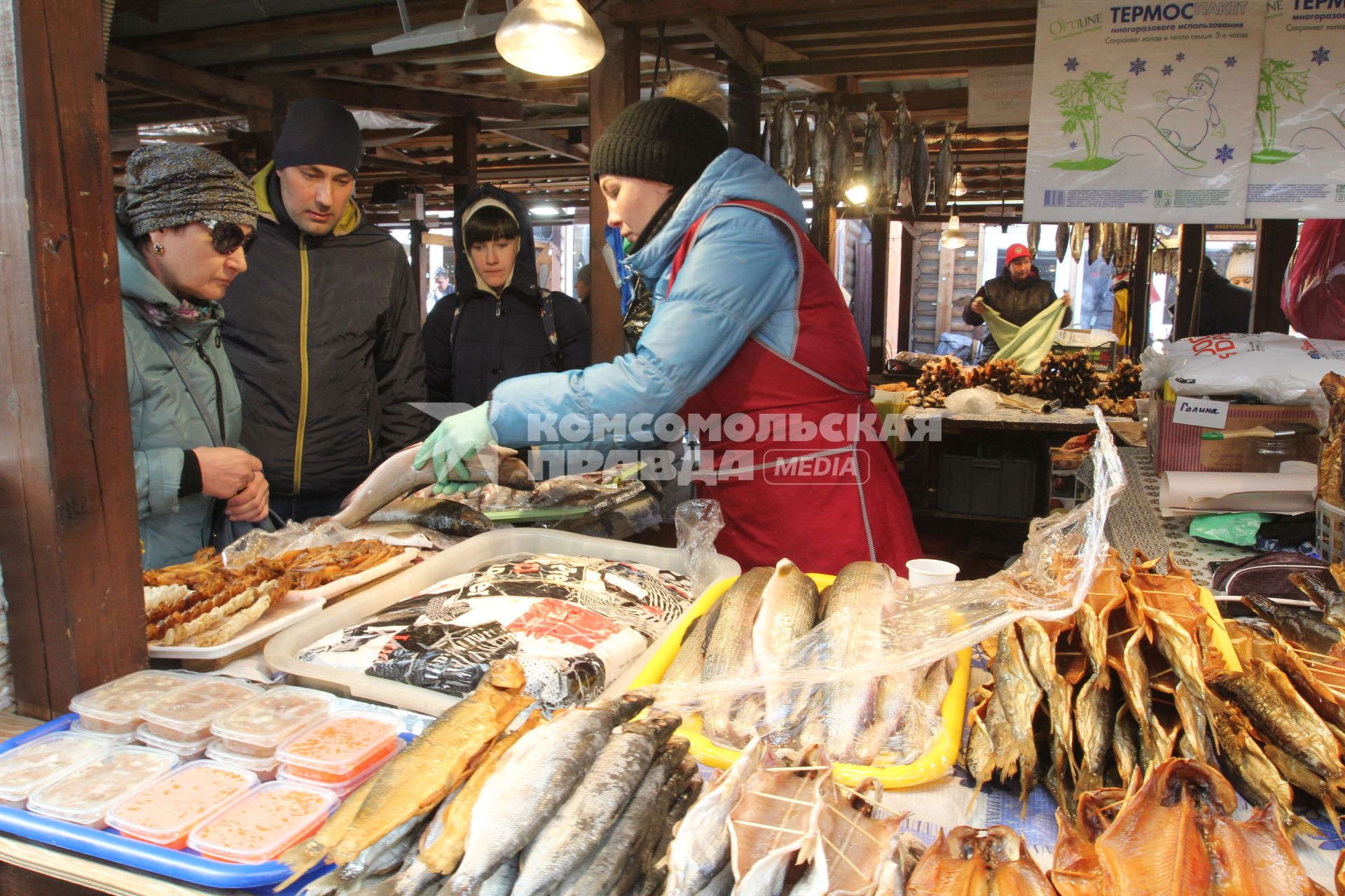 Иркутская область, п. Листвянка. Торговля на рыбном рынке.
