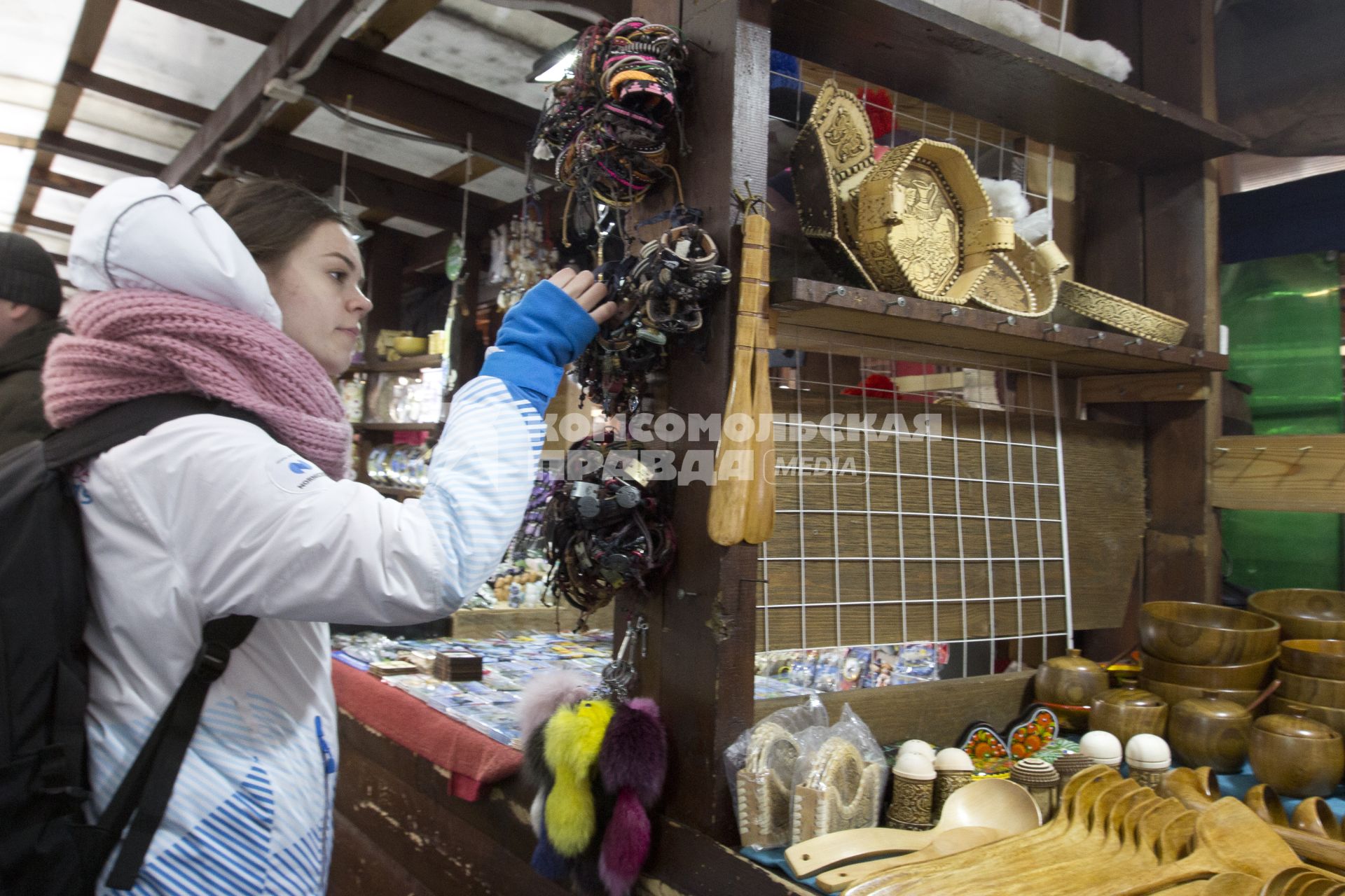 Иркутская область, п. Листвянка.  Девушка выбирает браслет в сувенирной лавке.
