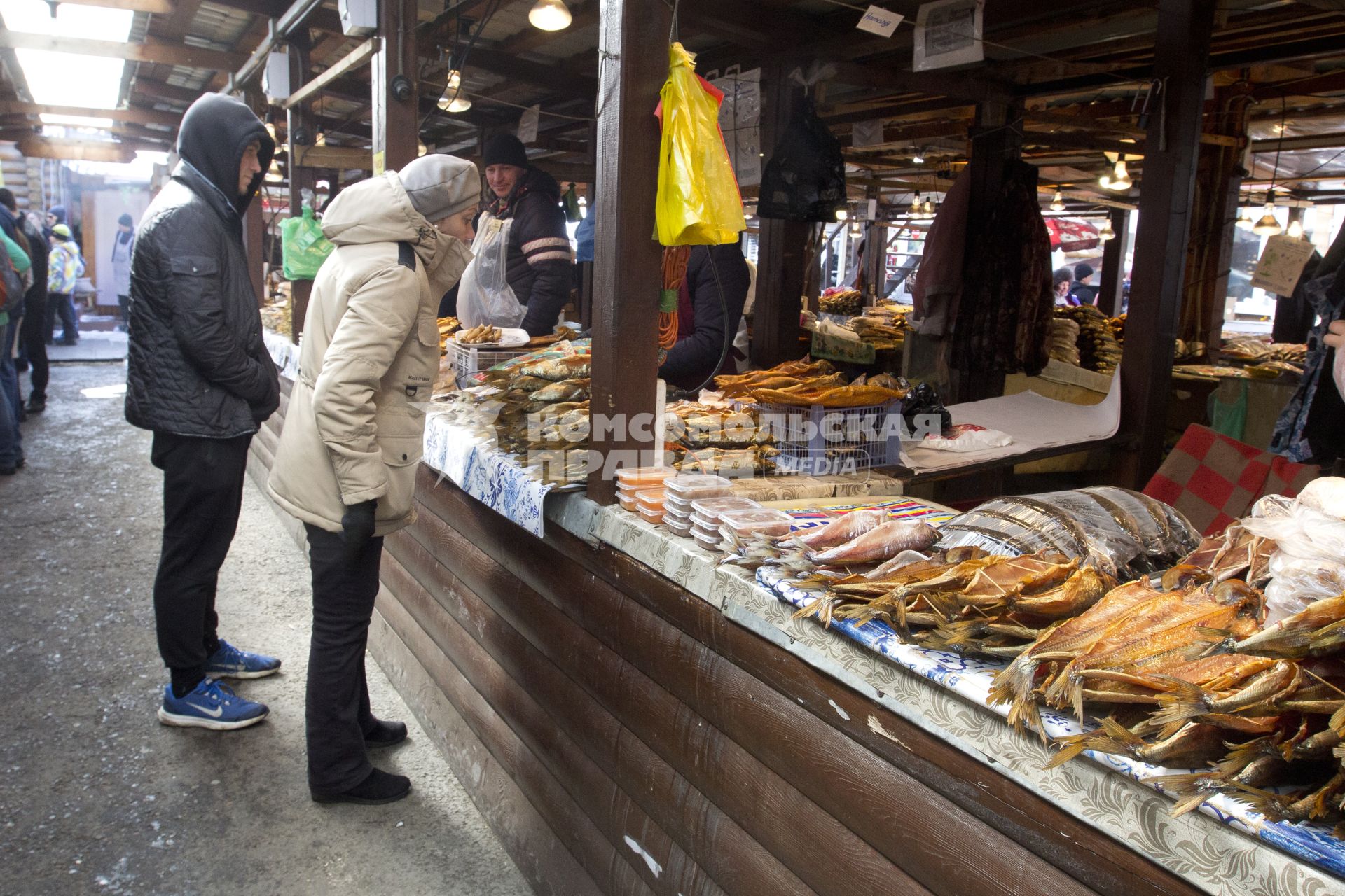 Иркутская область, п. Листвянка.  Покупатели  на рыбном рынке.