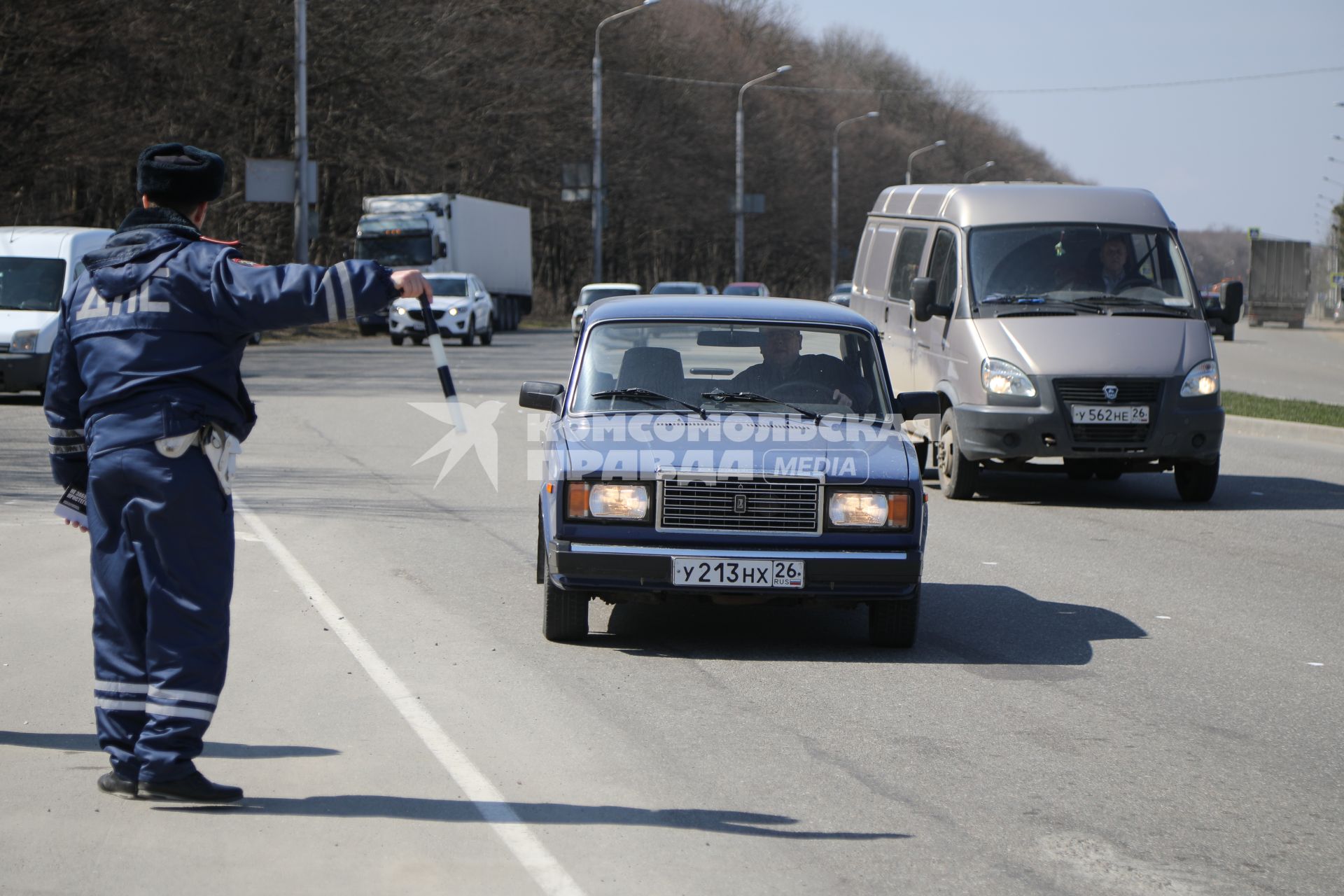 Ставрополь.  Сотрудники ДПС проводят рейд по выявлению нарушителей на дороге.