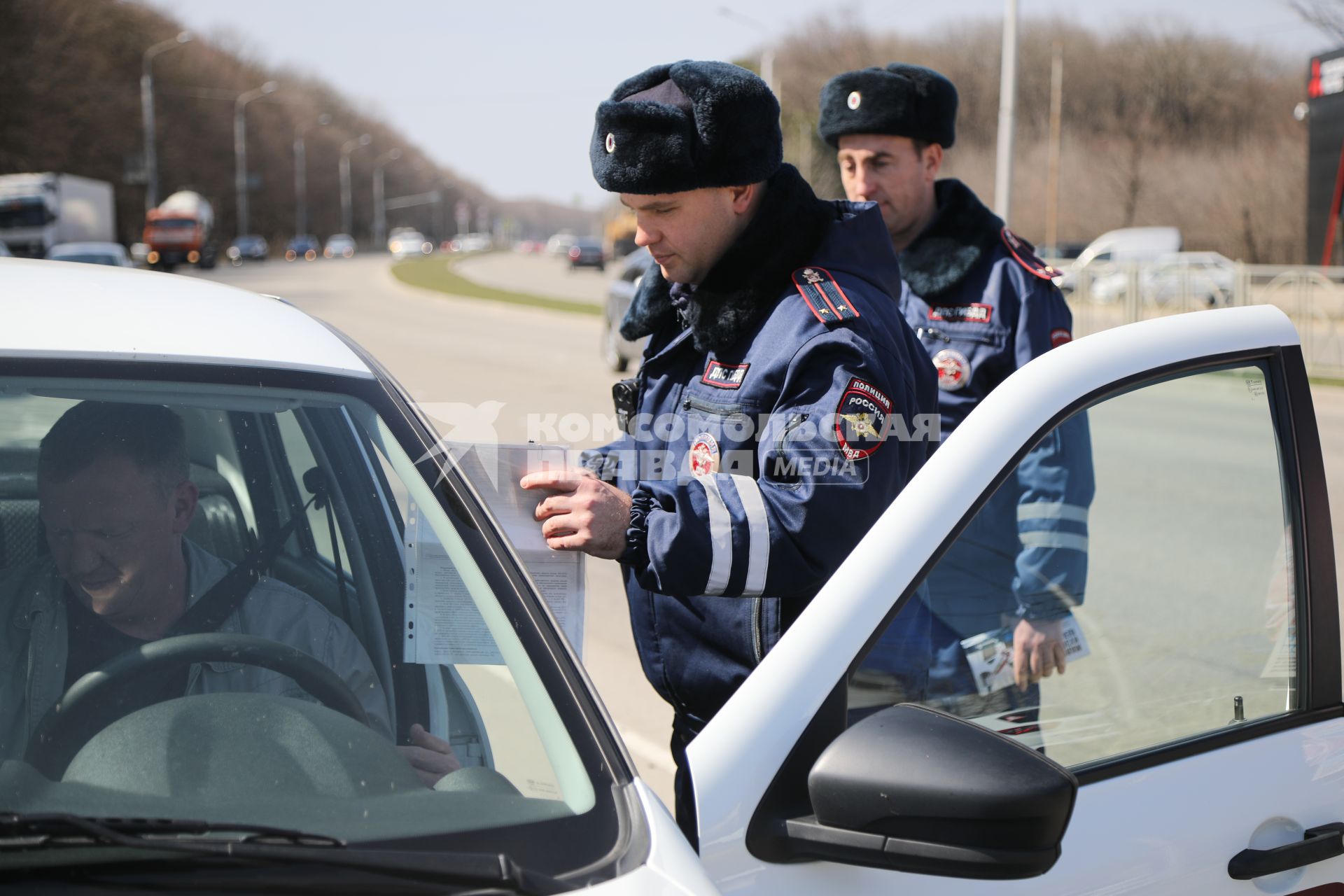 Ставрополь.  Сотрудники ДПС проводят рейд по выявлению нарушителей на дороге.