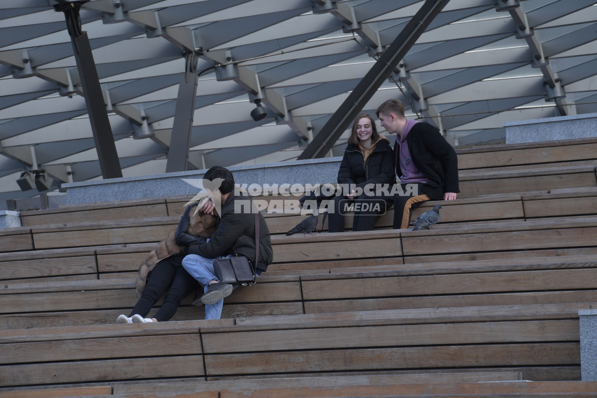 Москва. Молодые люди в парке`Зарядье`.