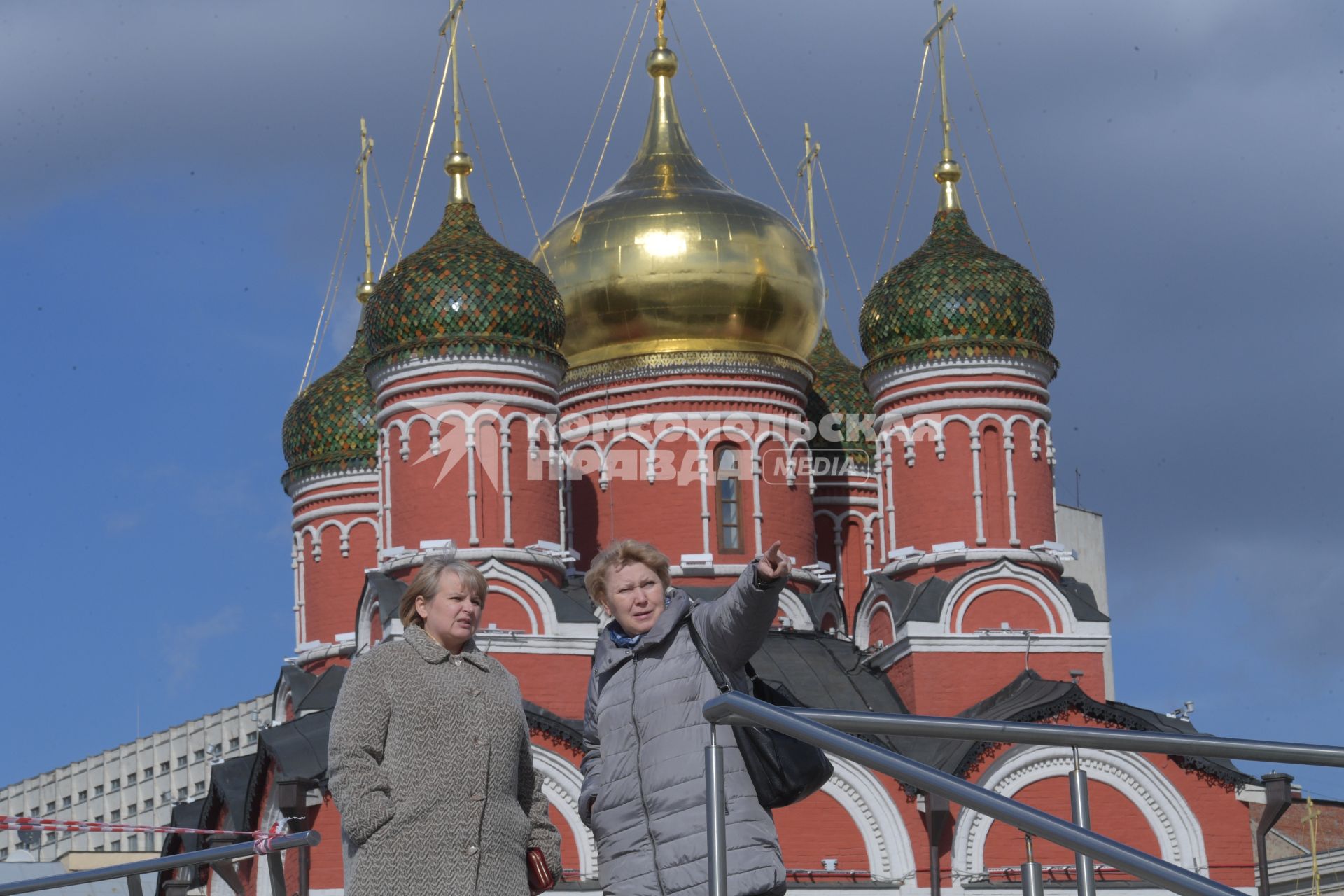 Москва. Женщины у Знаменского собора в парке `Зарядье`.