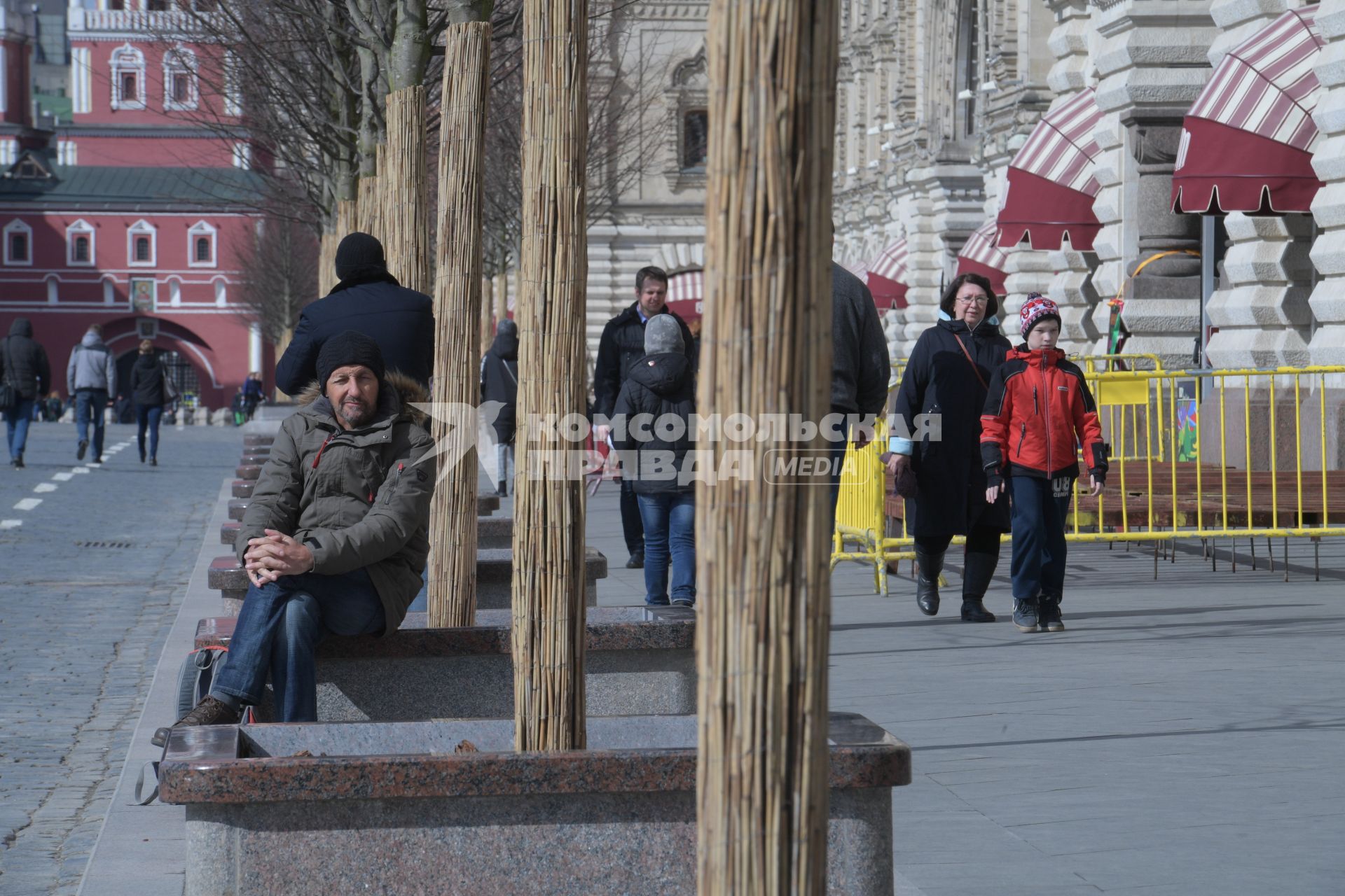 Москва. Прохожие на Красной площади у ГУМа.