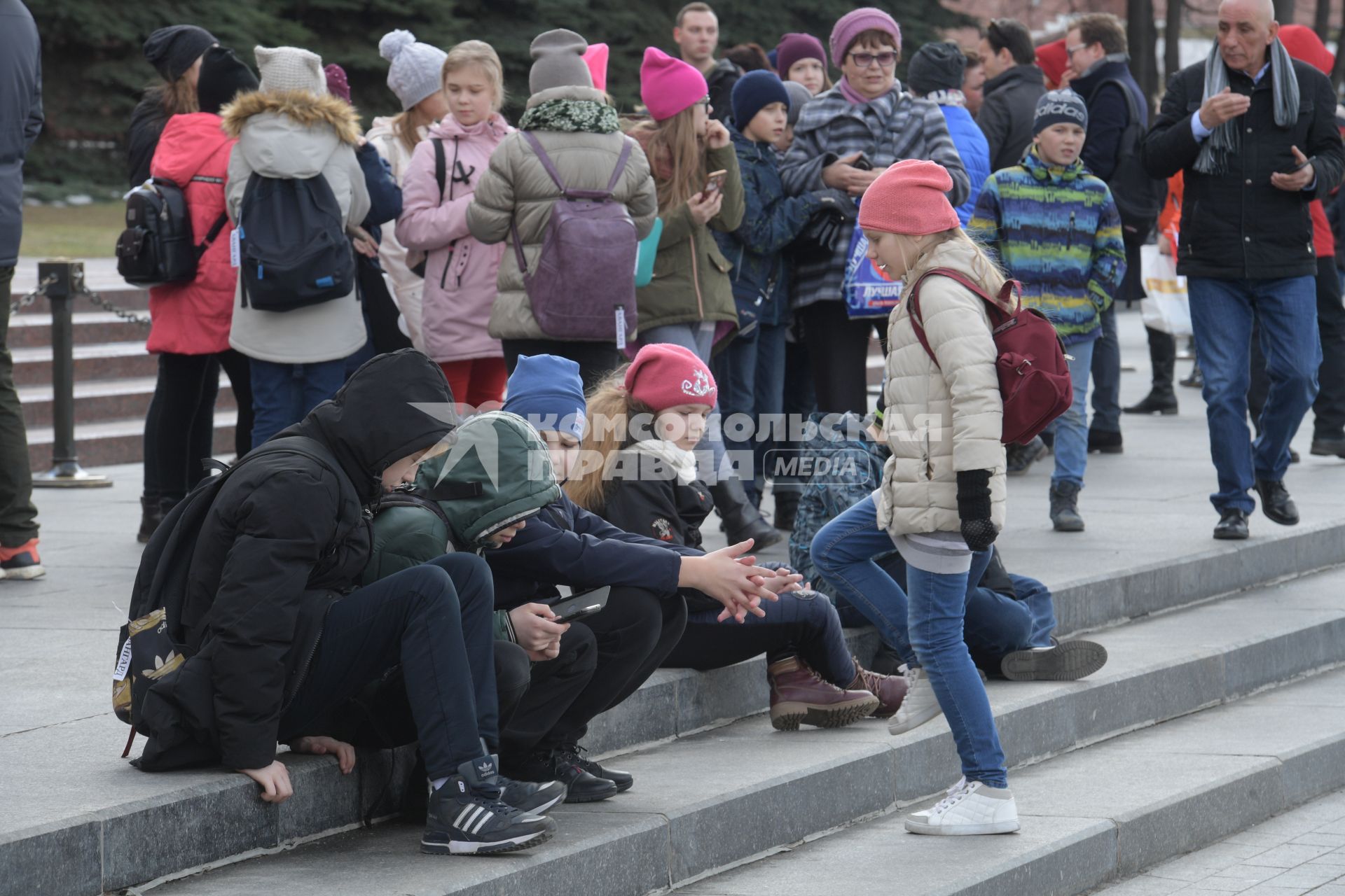 Москва. Школьники на экскурсии в Александровском саду.