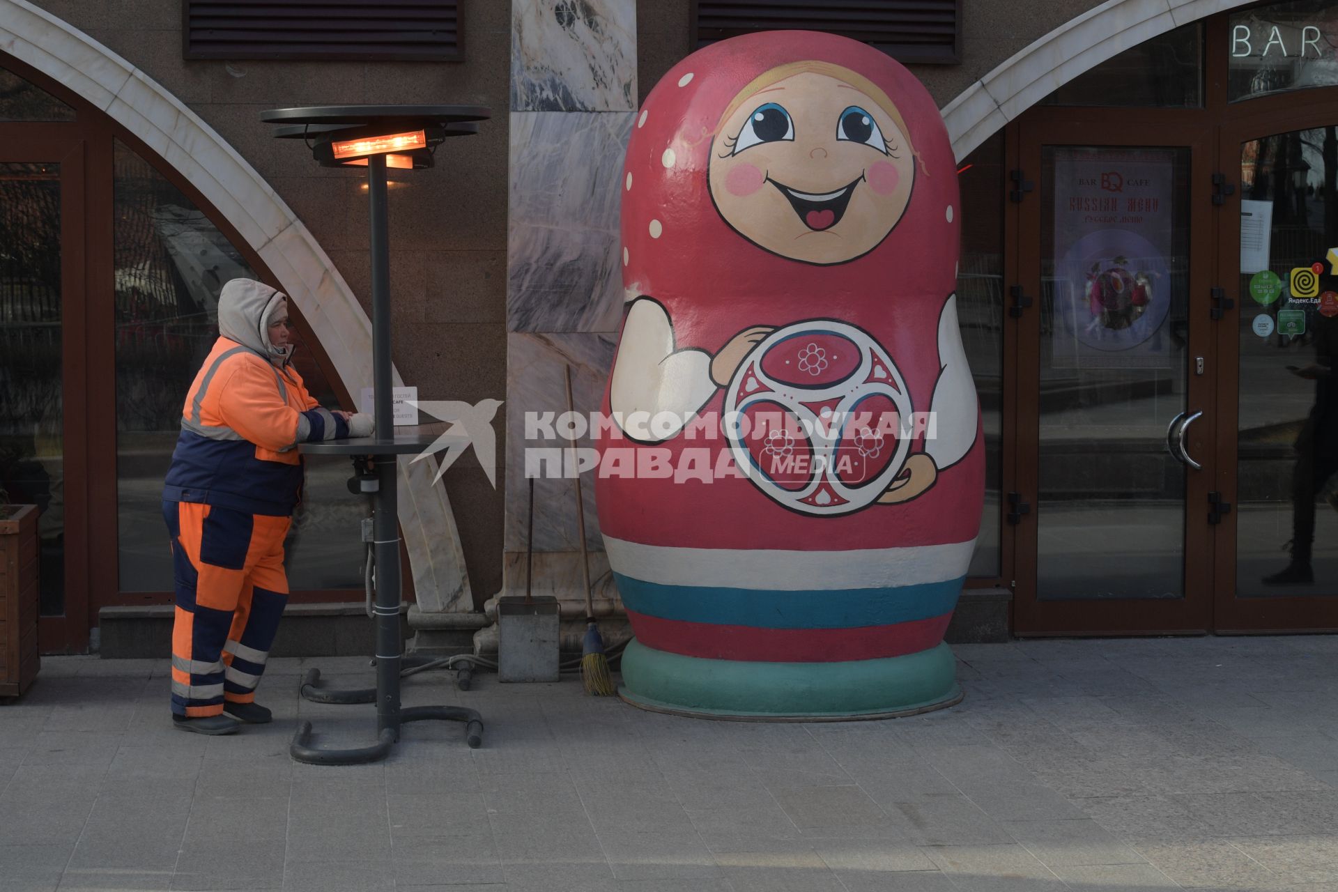 Москва. Сотрудница кммунальных служб  на улице города.