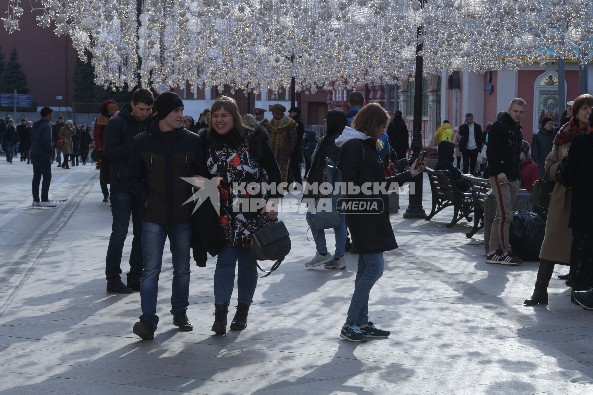 Москва. Прохожие на Никольской улице.