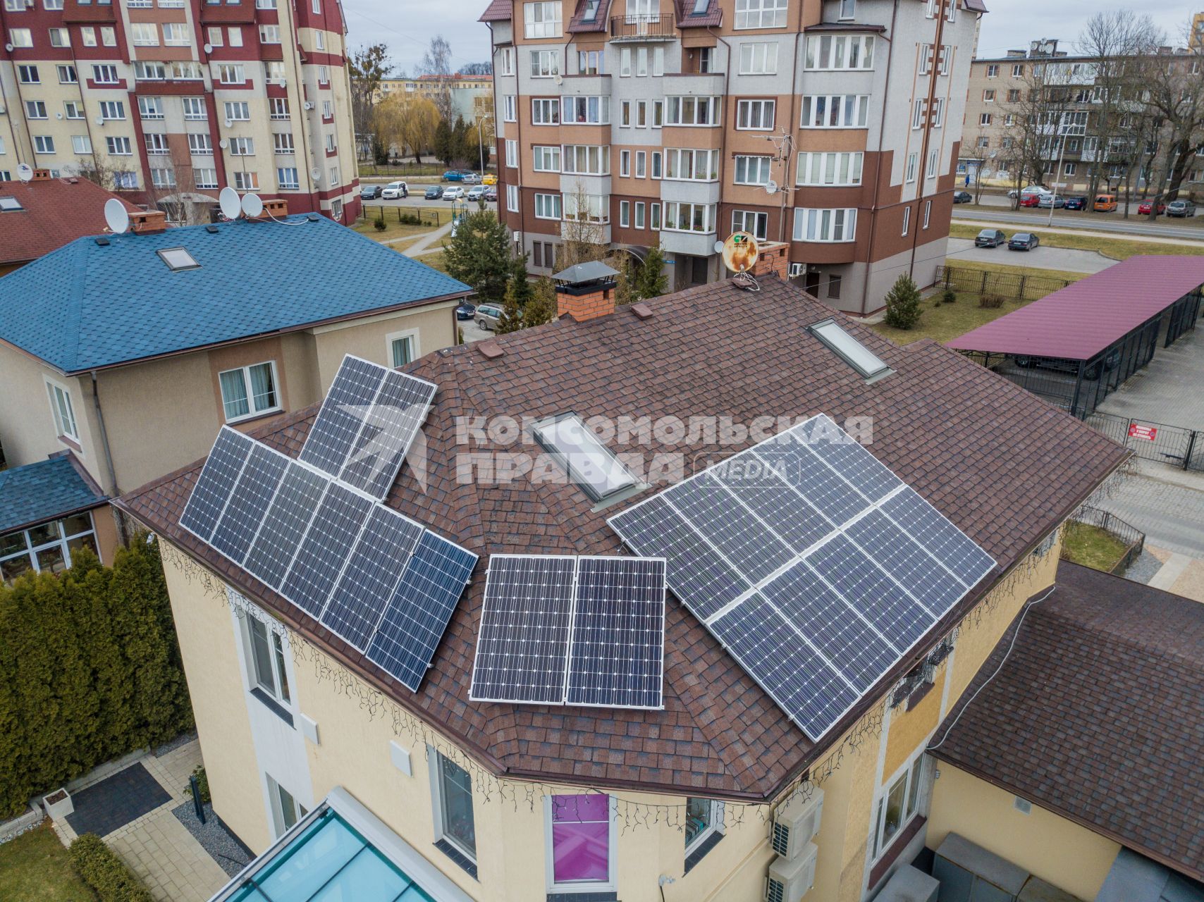 Калининград. Дом предпринимателя Сергея Рыжикова, на крыше которого установлены солнечные батареи.