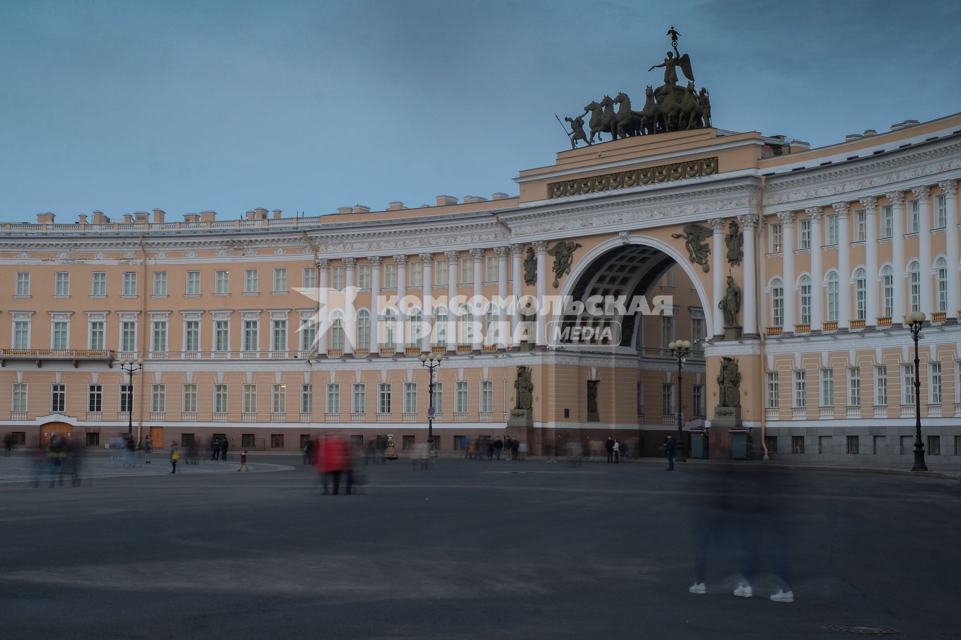 Санкт-Петербург. Арка Главного штаба на Дворцовой площади после отключения подсветки в рамках экологической акции `Час Земли`.