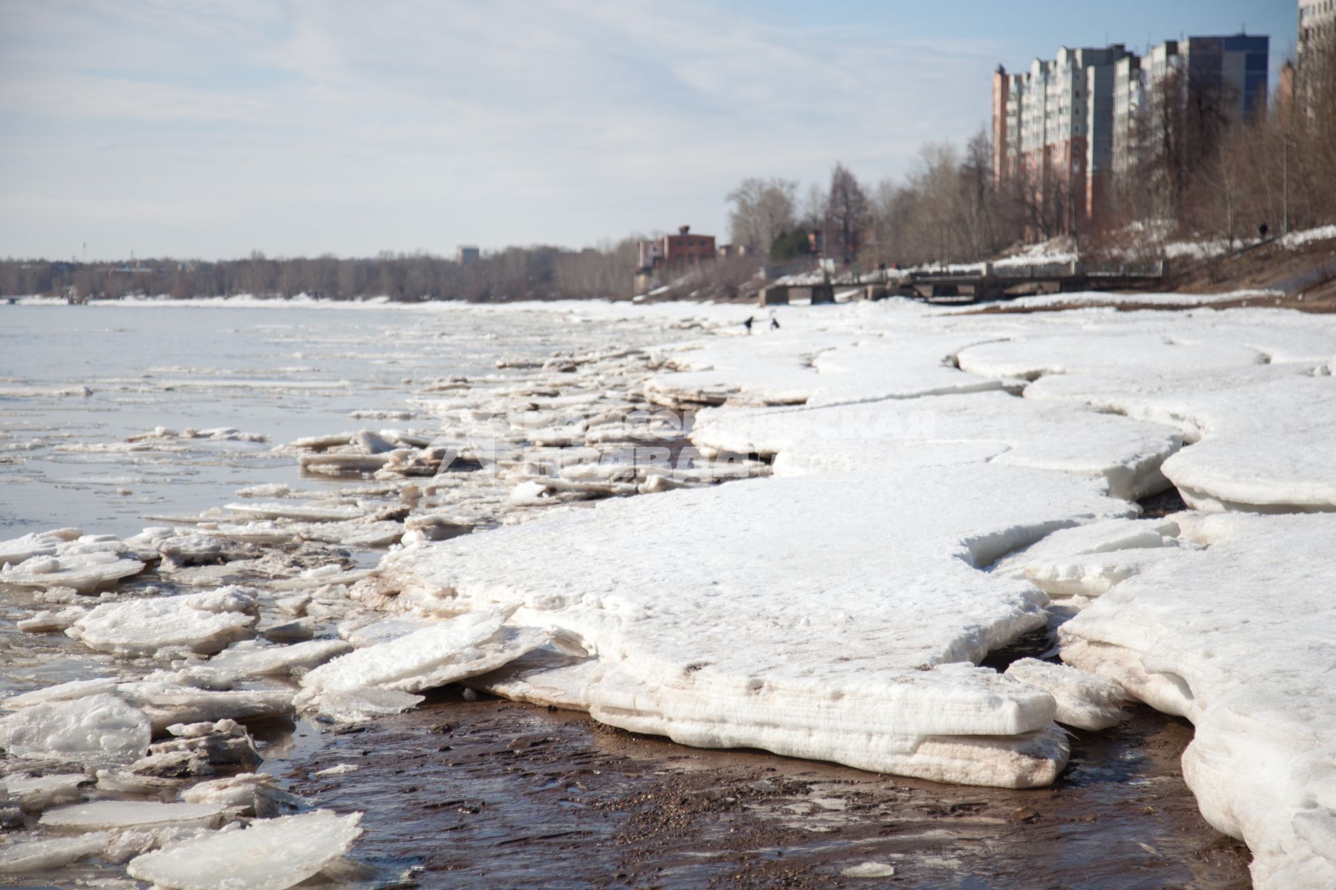 Пермь.  Таяние льда на реке Кама.