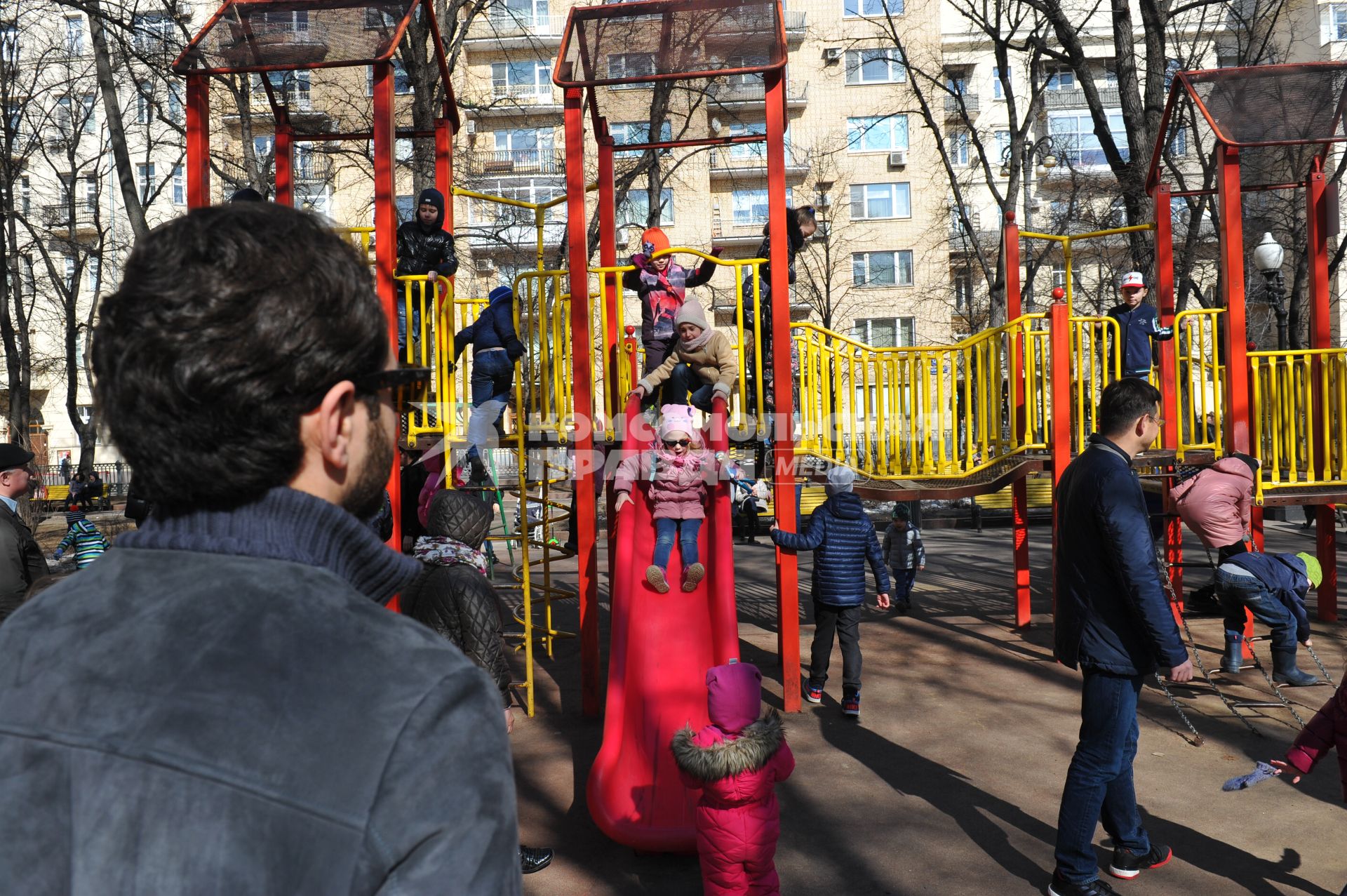 Москва. Дети во время прогулки на детской площадке.