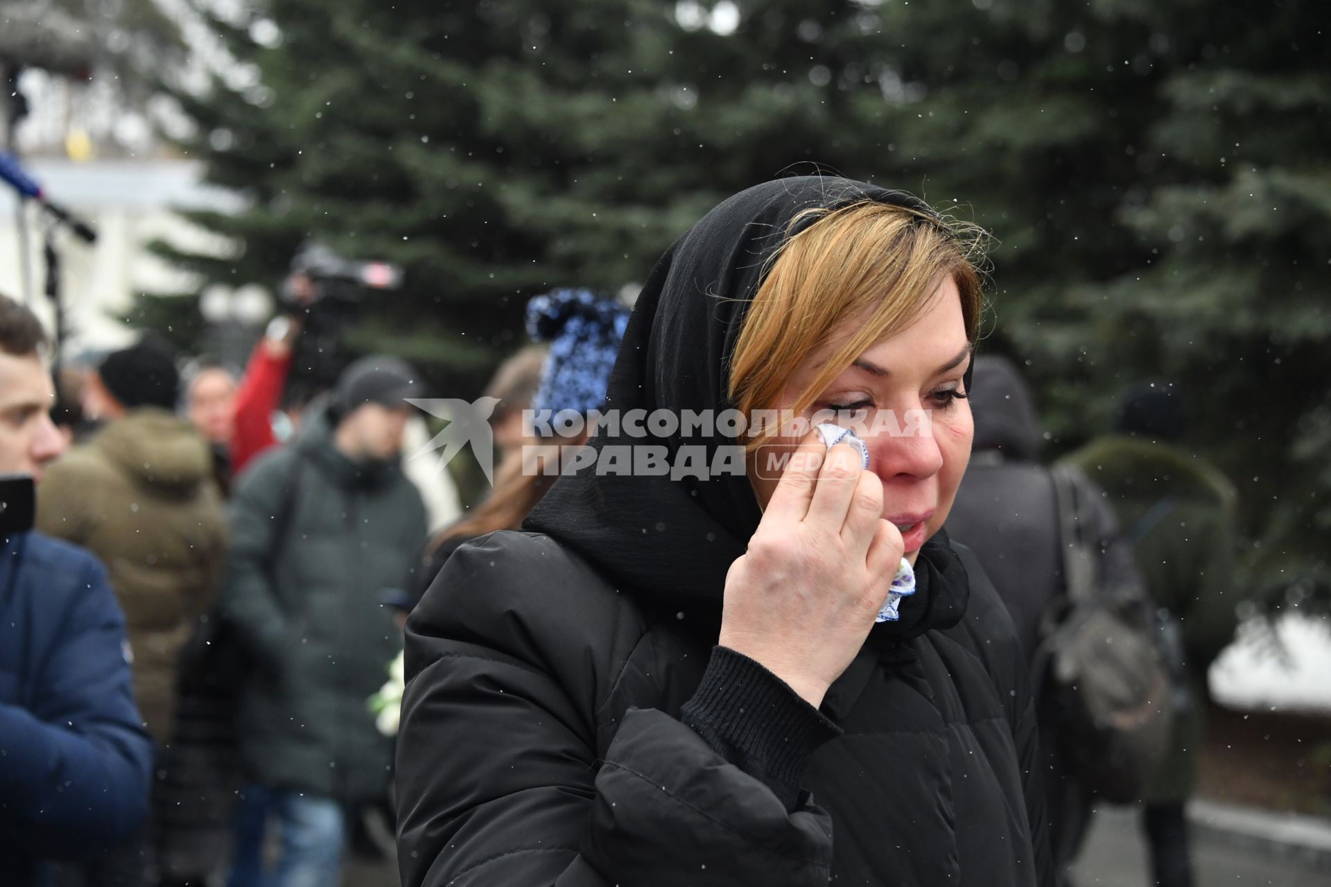 Москва.  Пресс-секретарь певицы Юлии Началовой Анна Исаева во время церемонии прощания с певицей Юлией Началовой на Троекуровском кладбище.