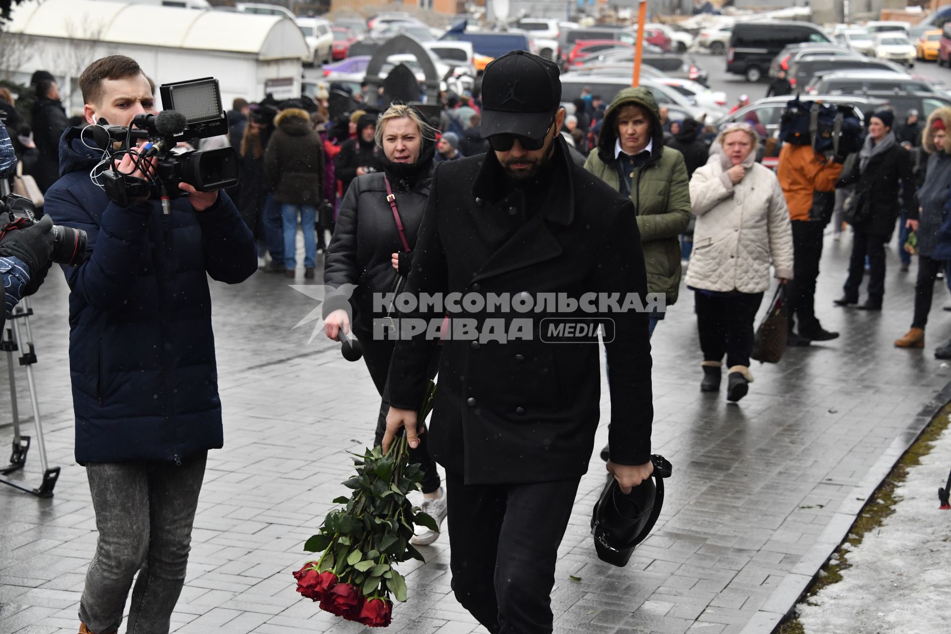 Москва.  Певец Денис Клявер во время церемонии прощания с певицей Юлией Началовой на Троекуровском кладбище.