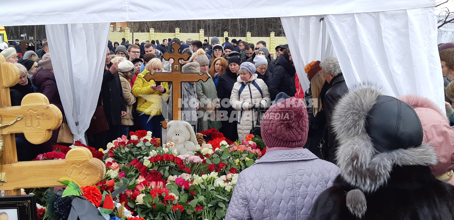 Москва.   Во время церемонии прощания с певицей Юлией Началовой на Троекуровском кладбище.